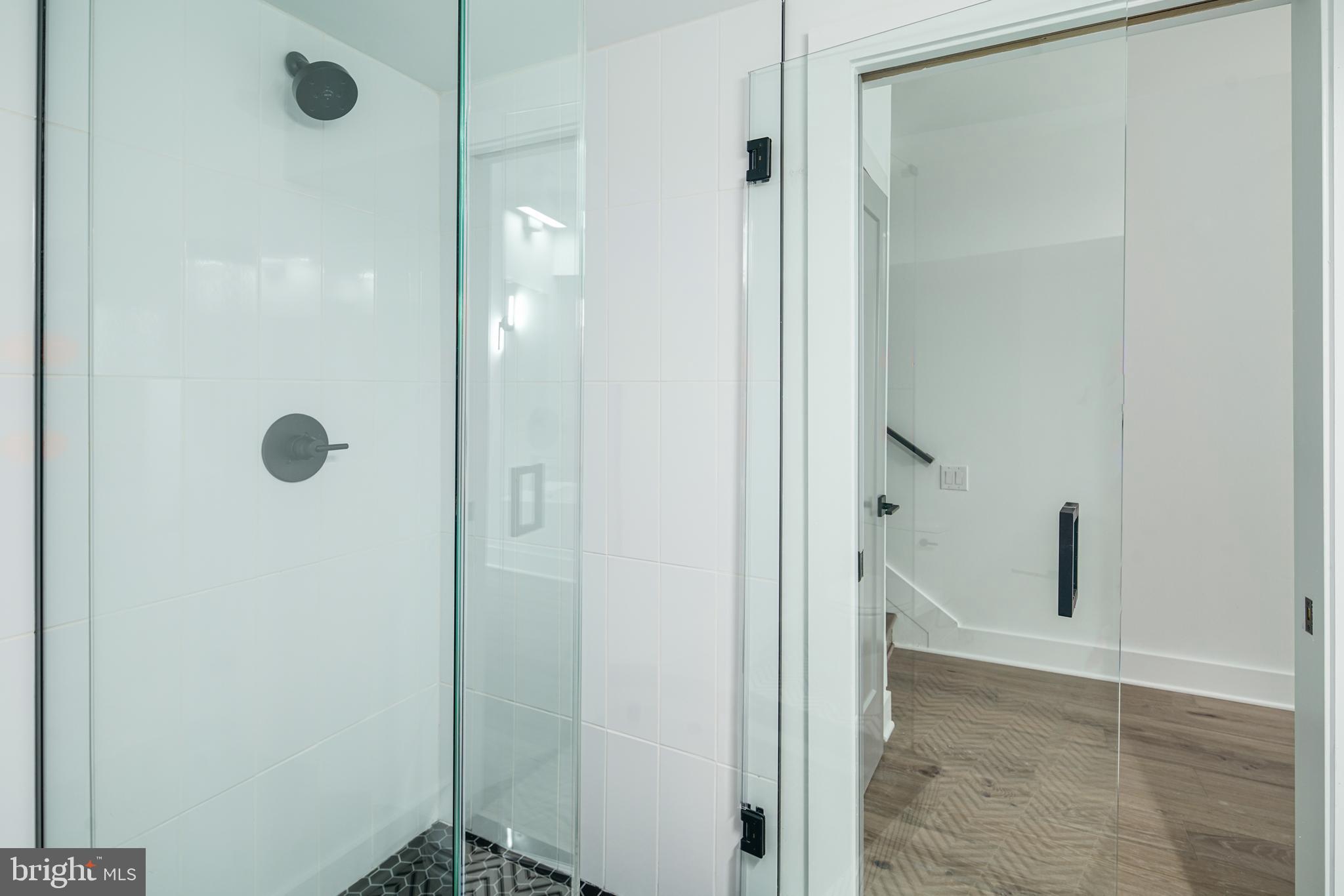 QUEEN VILLAGE - Residential