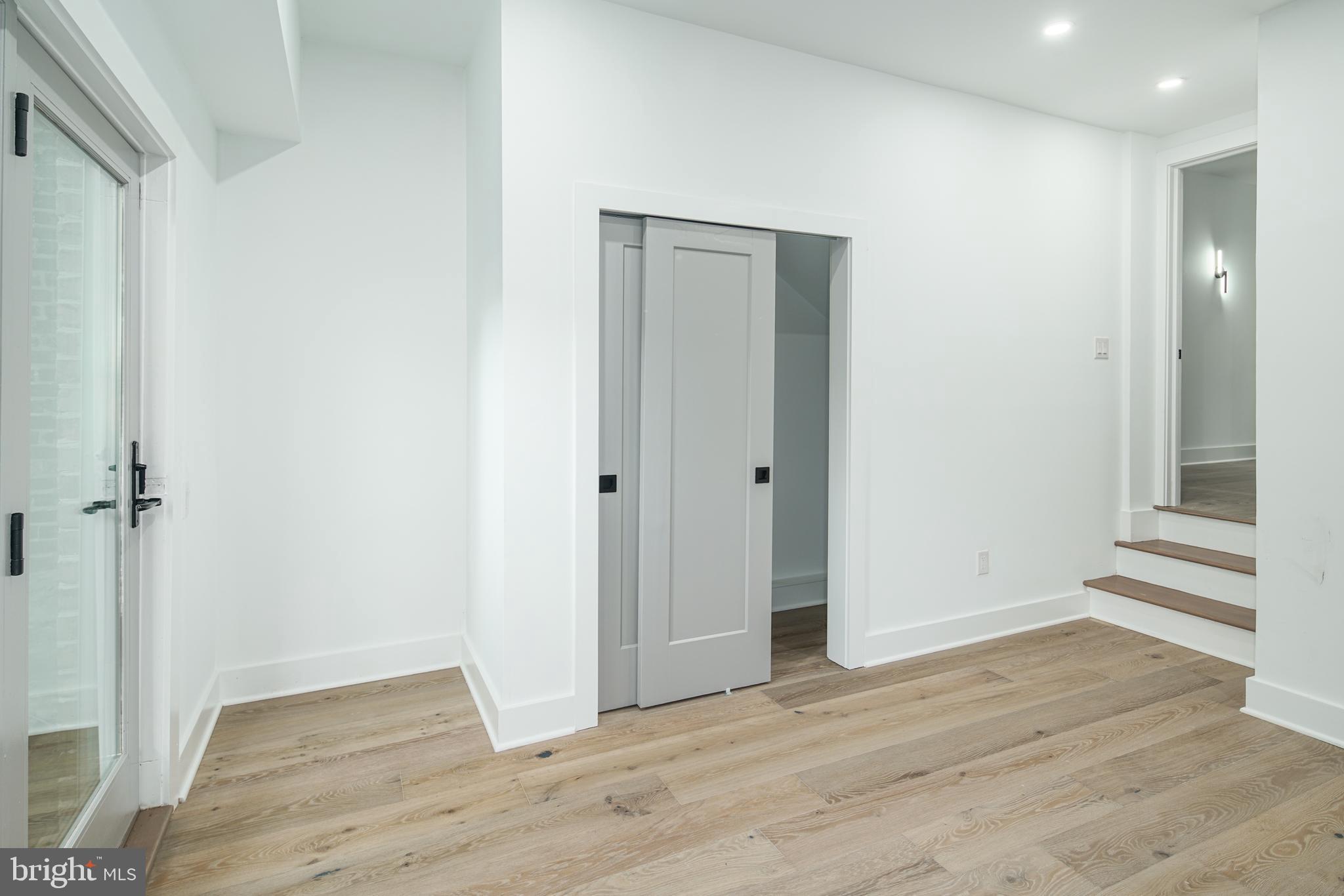 QUEEN VILLAGE - Residential