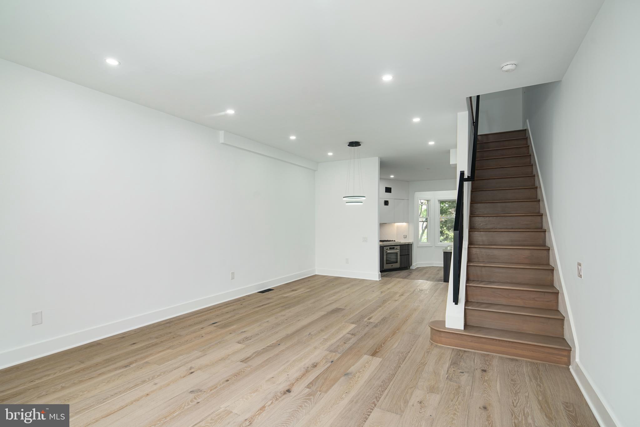 QUEEN VILLAGE - Residential