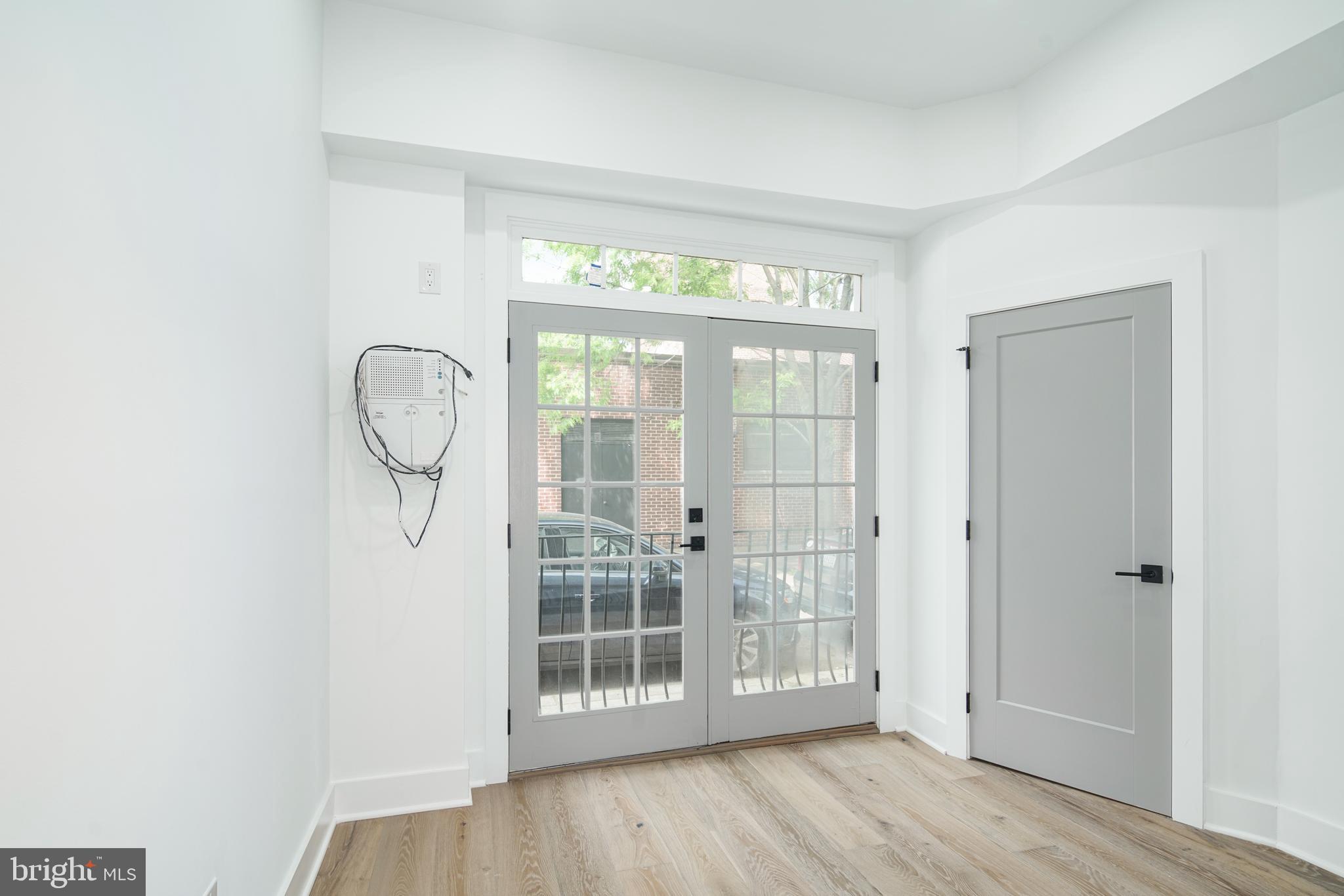 QUEEN VILLAGE - Residential