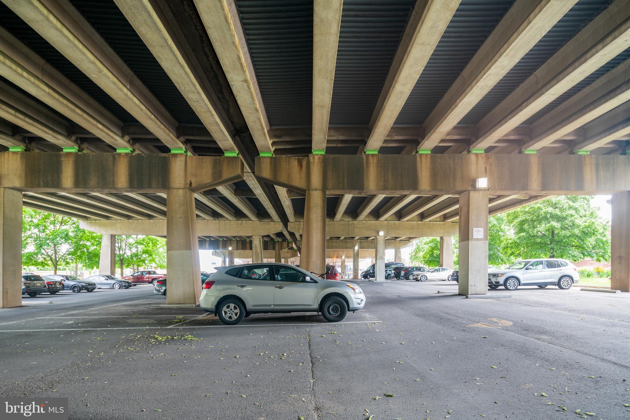 QUEEN VILLAGE - Residential