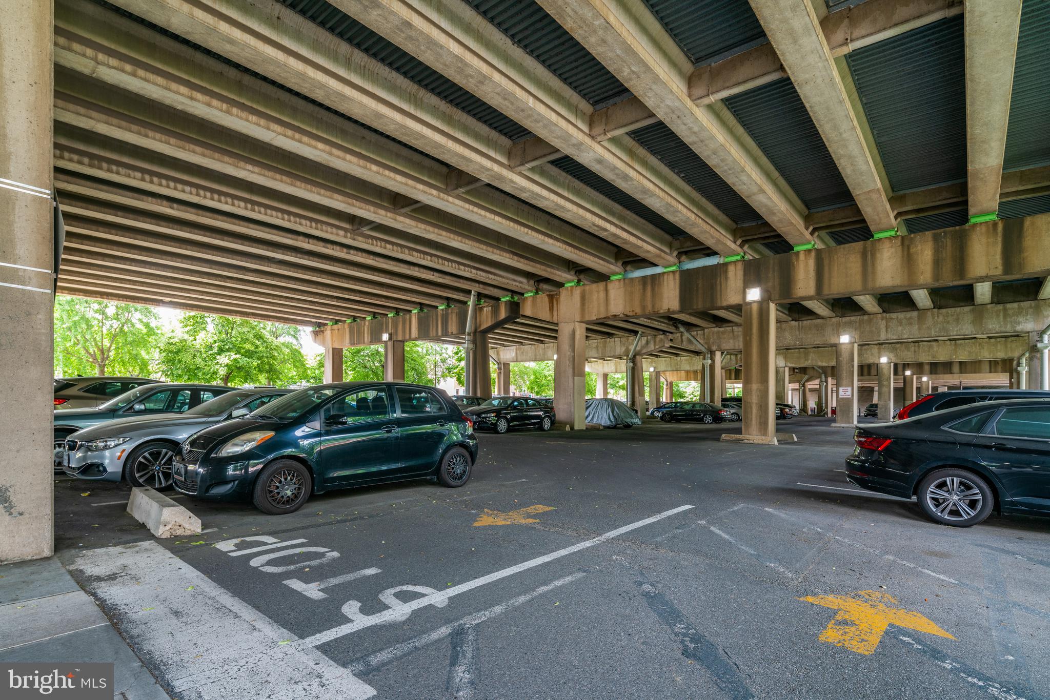 QUEEN VILLAGE - Residential