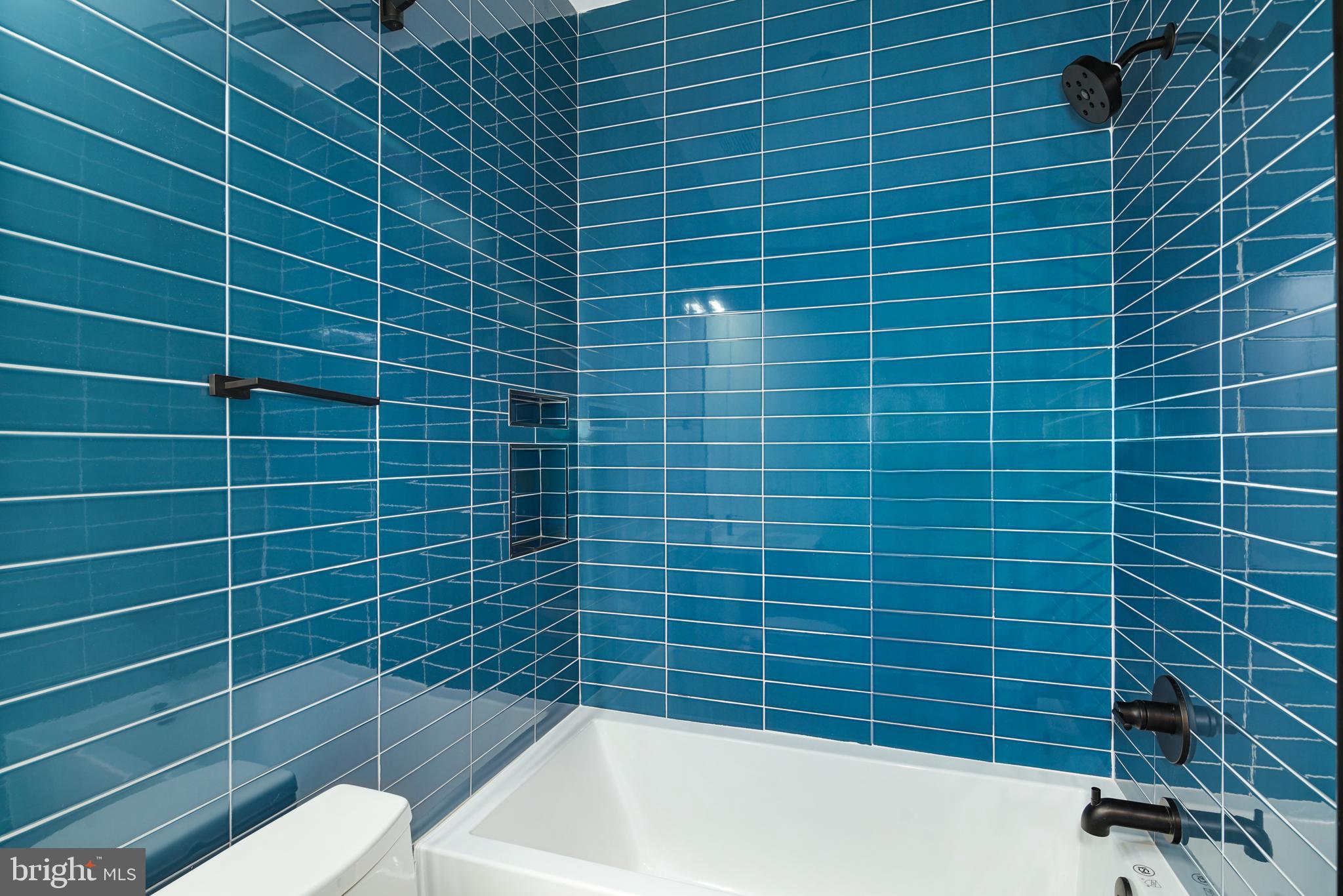 QUEEN VILLAGE - Residential