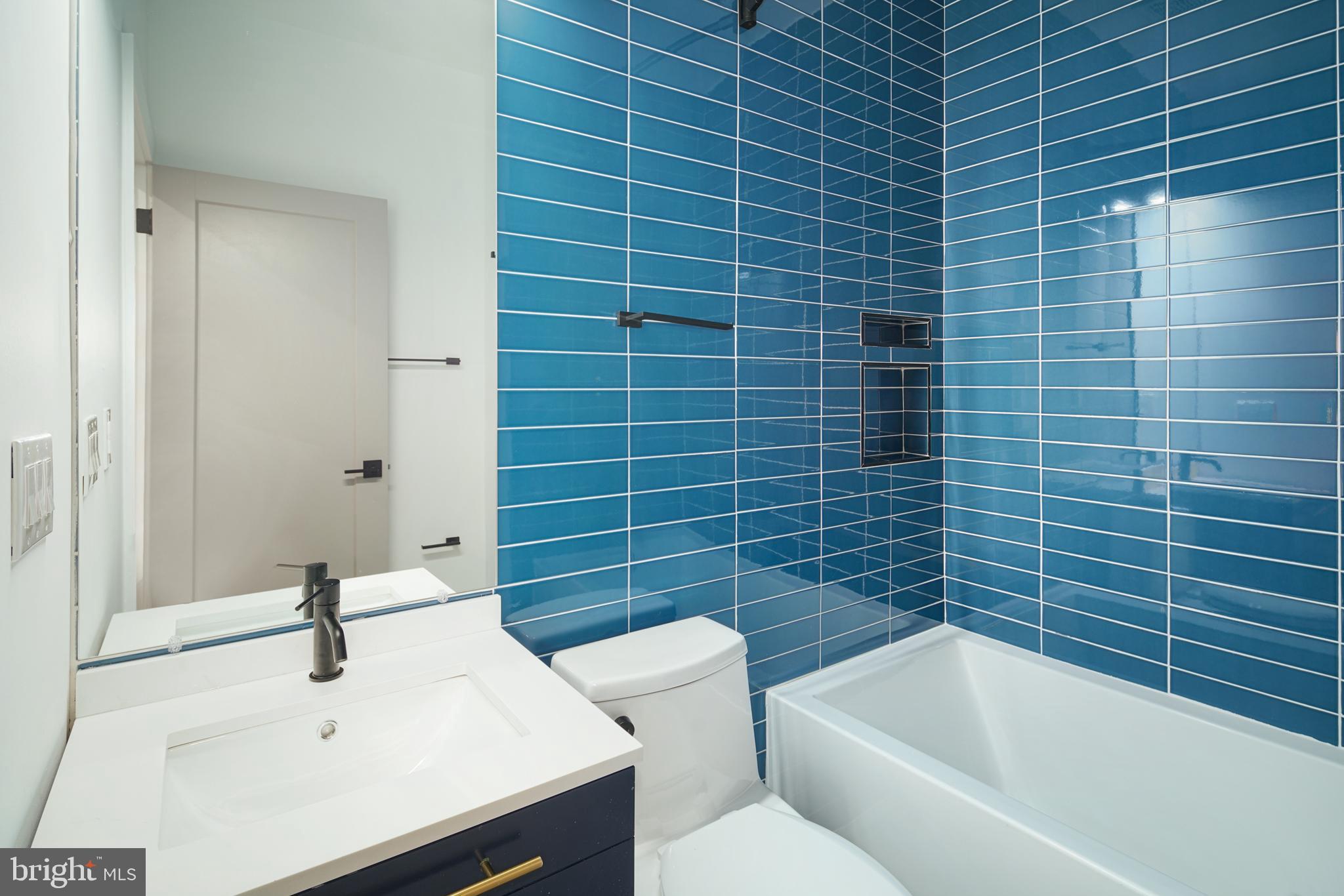 QUEEN VILLAGE - Residential