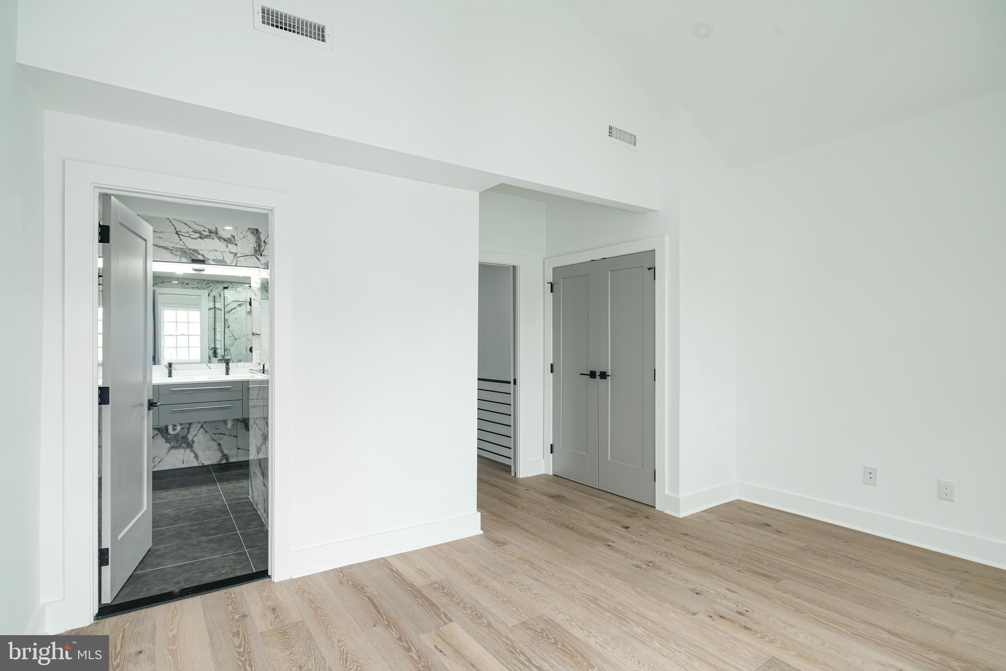 QUEEN VILLAGE - Residential