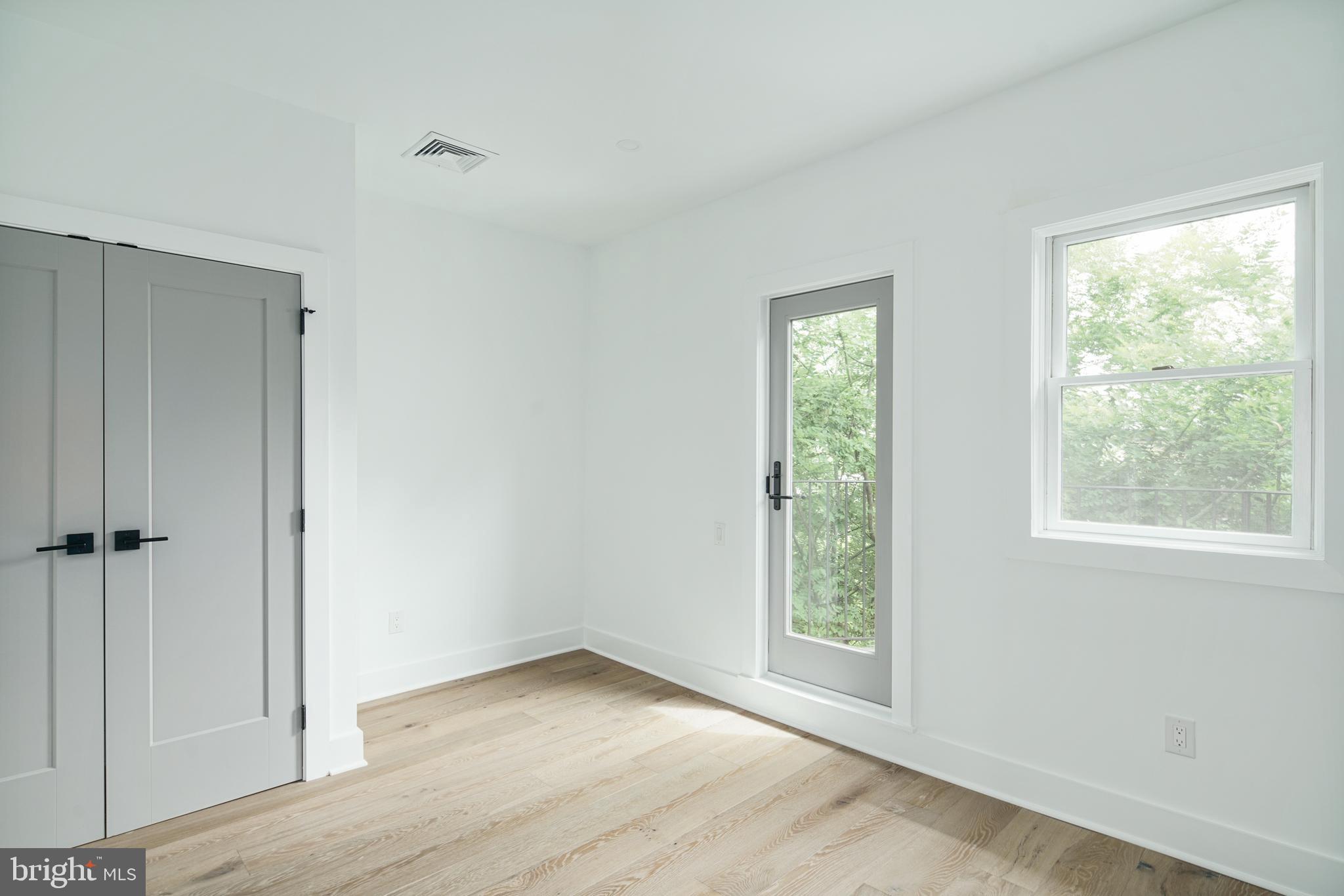 QUEEN VILLAGE - Residential