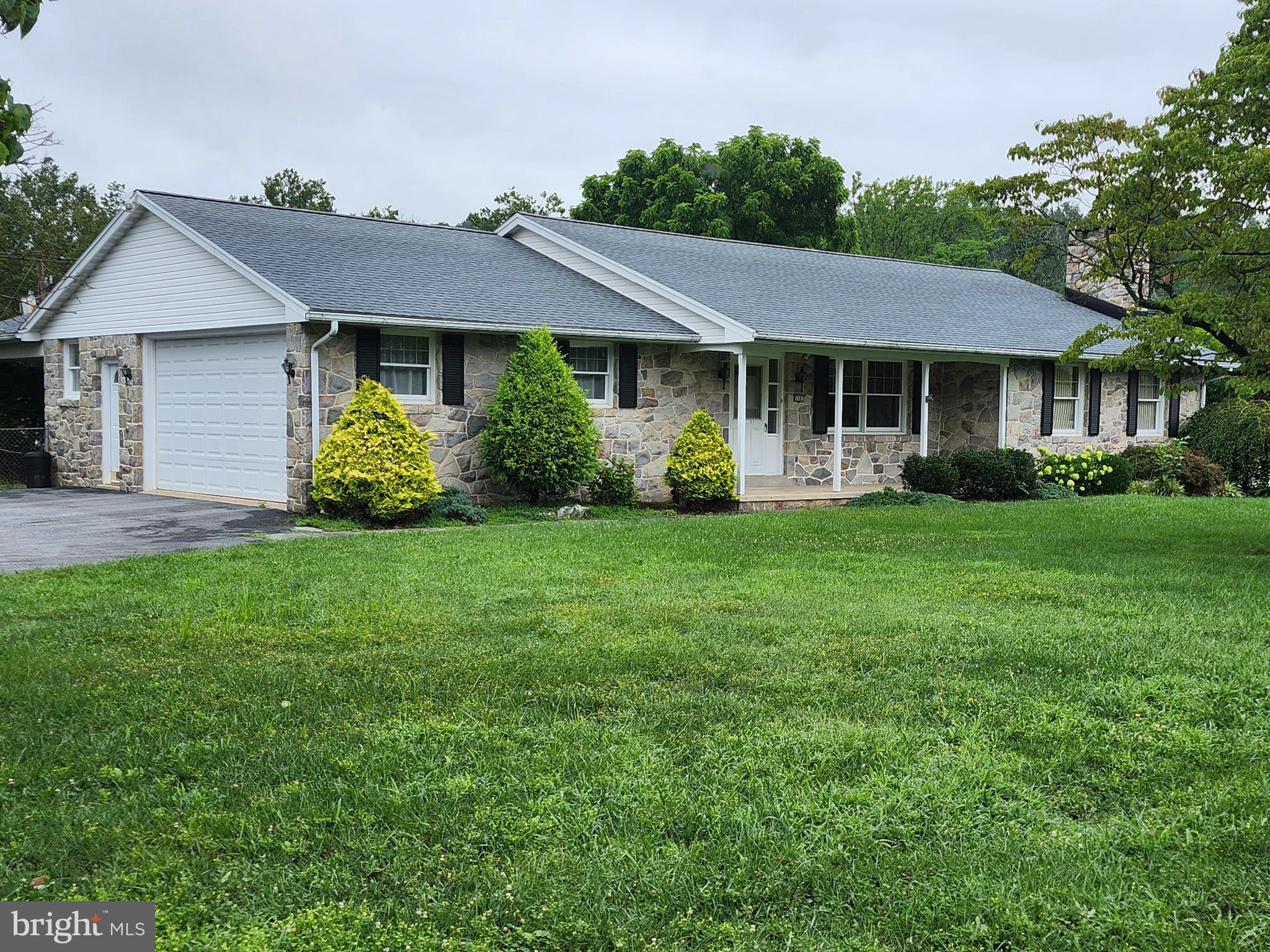 Move-in condition stone ranch home in Exeter Schools.  Lease term is one year w/possible extension of 30-60 days.