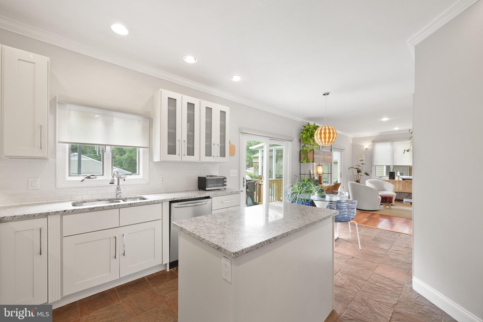 SUNRISE BEACH - Residential