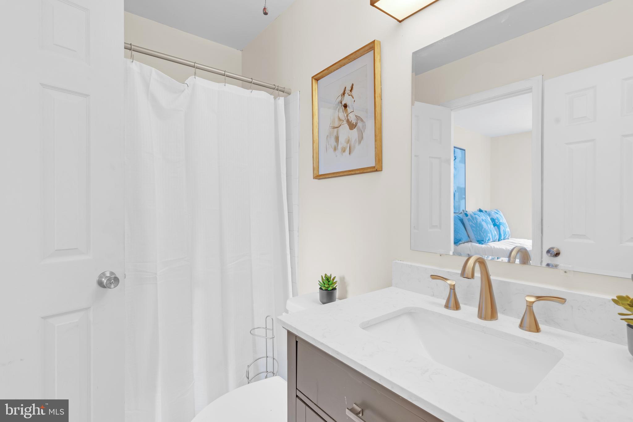 LONDON TOWN WEST - Residential