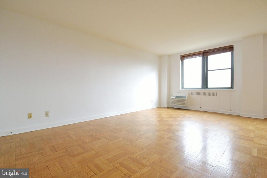 This spacious one bedroom apartment with sweeping views of the Parkway is not to be missed!  Perfectly located in 2601 Parkway, across from the Art Museum and Fairmount Park, this beautiful pet-friendly condo is close to Kelly Drive, Boat House Row, Wholefoods Market, the Barnes, great restaurants and transportation!