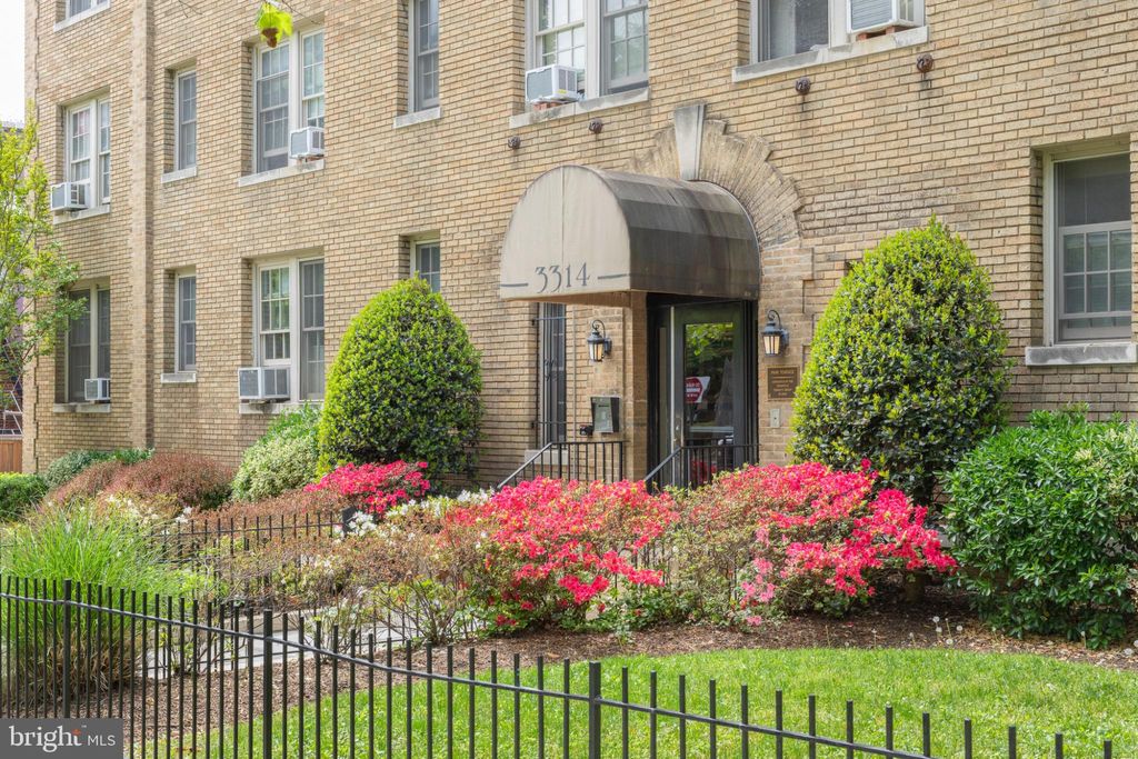 Photo of 3314 Mount Pleasant Street NW #41, WASHINGTON, DC 20010 (MLS # DCDC2258214)