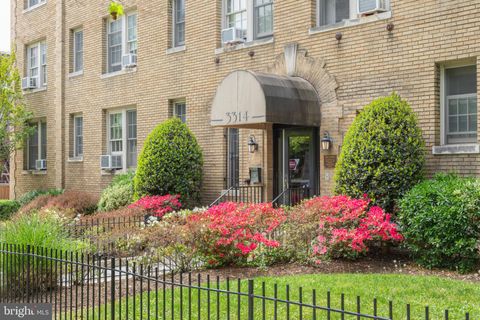 Photo of 3314 Mount Pleasant Street NW #41, WASHINGTON, DC 20010 (MLS # DCDC2258214)