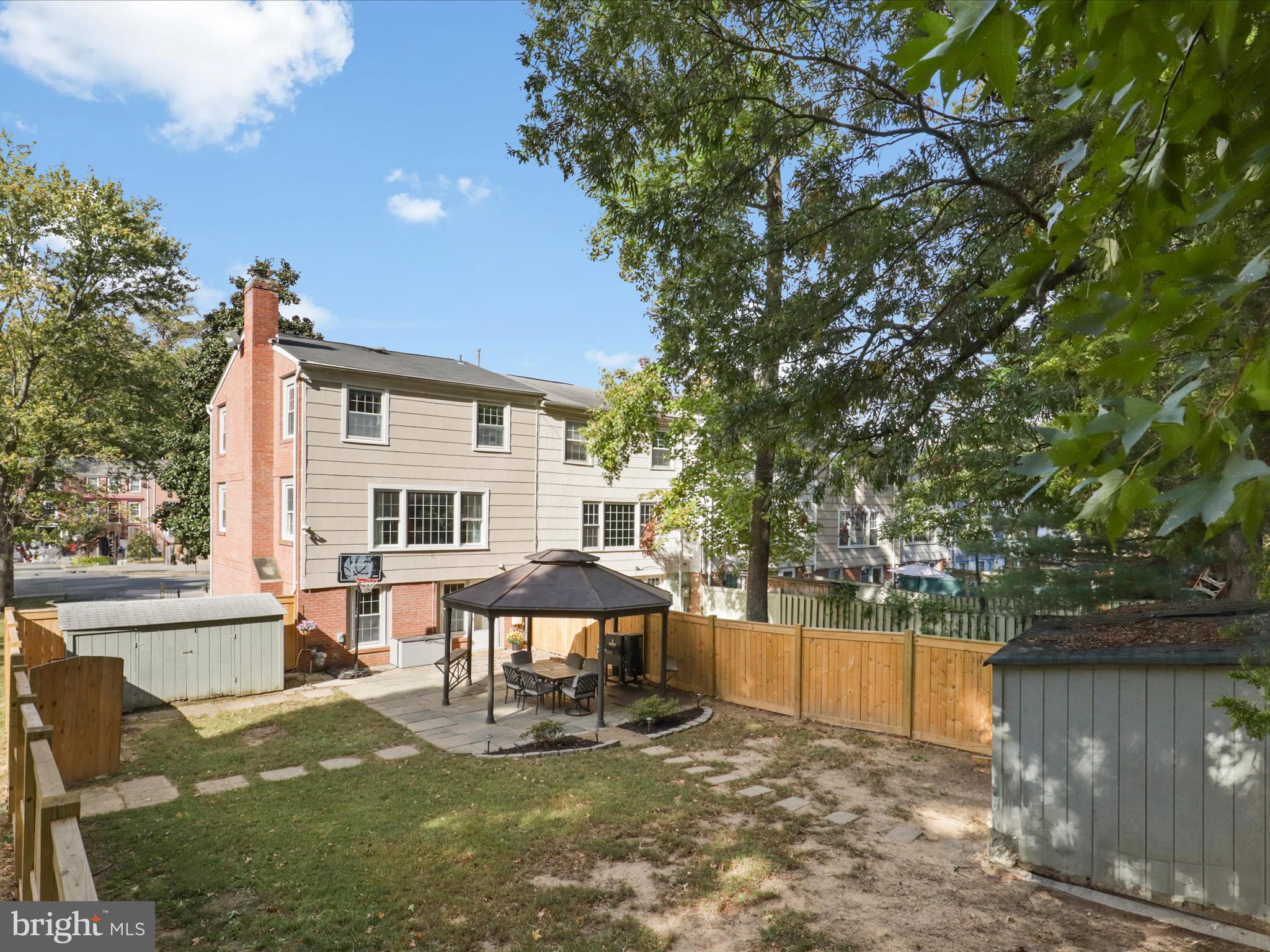 PINEWOOD LAKE - Residential