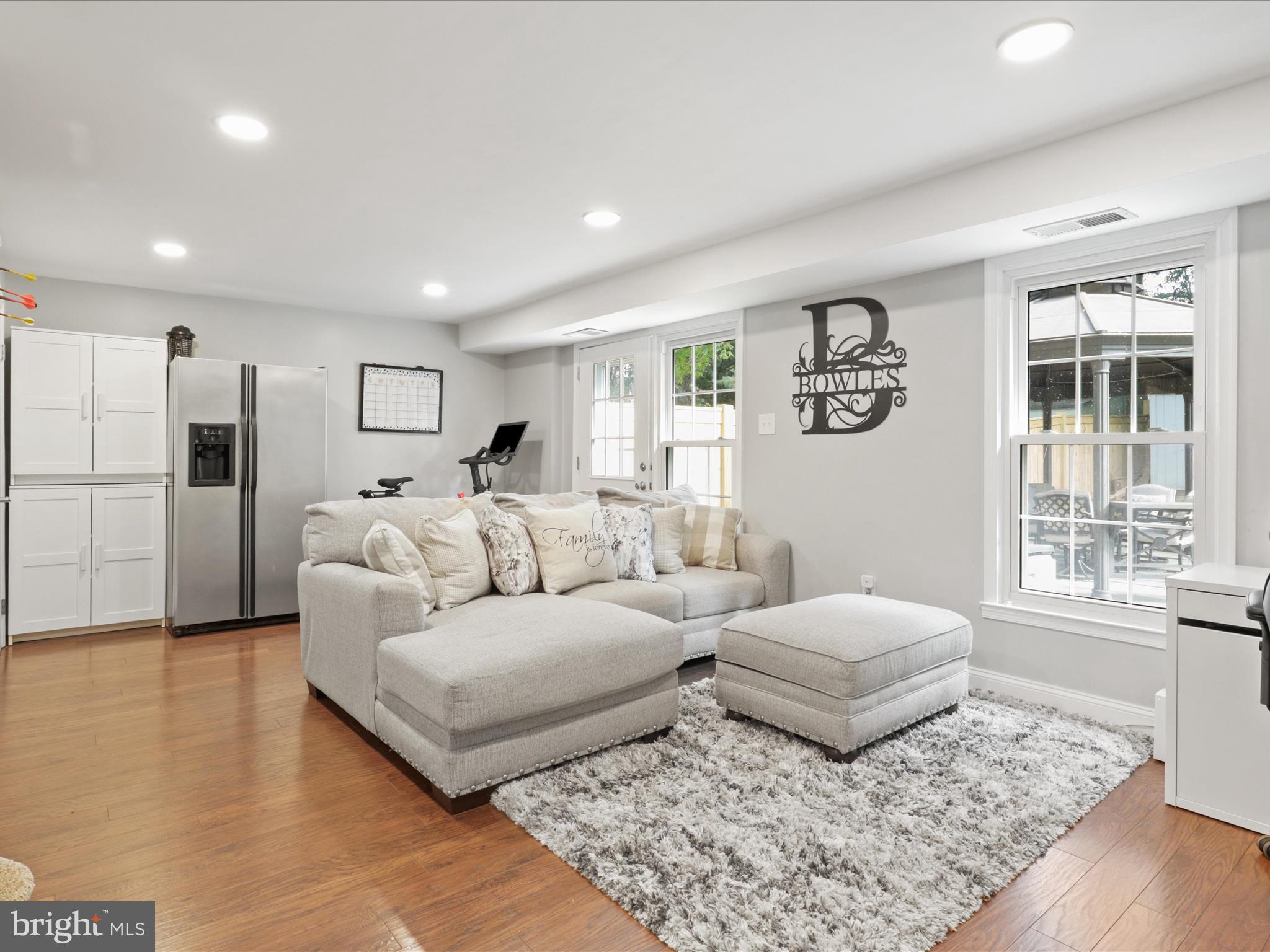 PINEWOOD LAKE - Residential