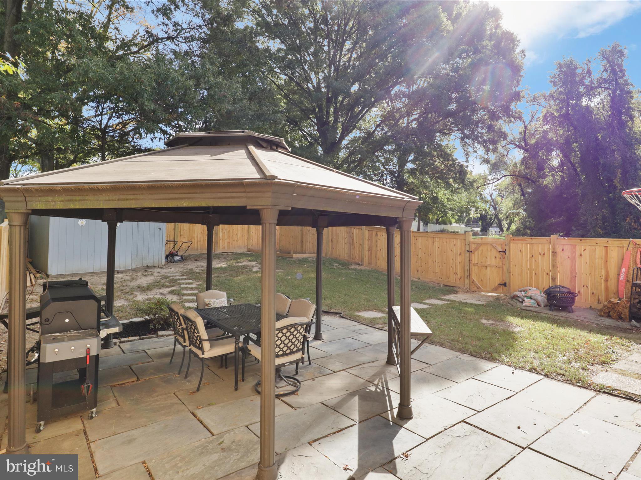 PINEWOOD LAKE - Residential