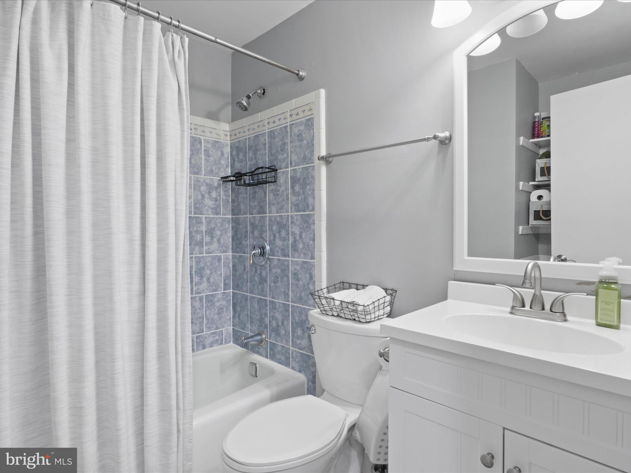 PINEWOOD LAKE - Residential