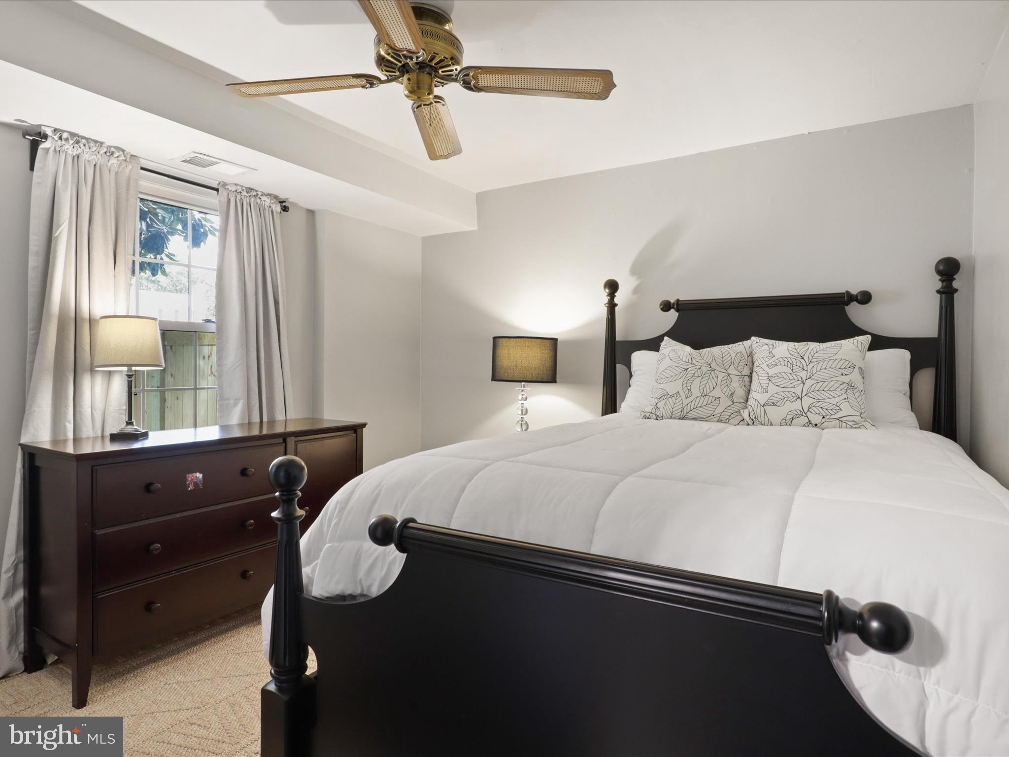 PINEWOOD LAKE - Residential