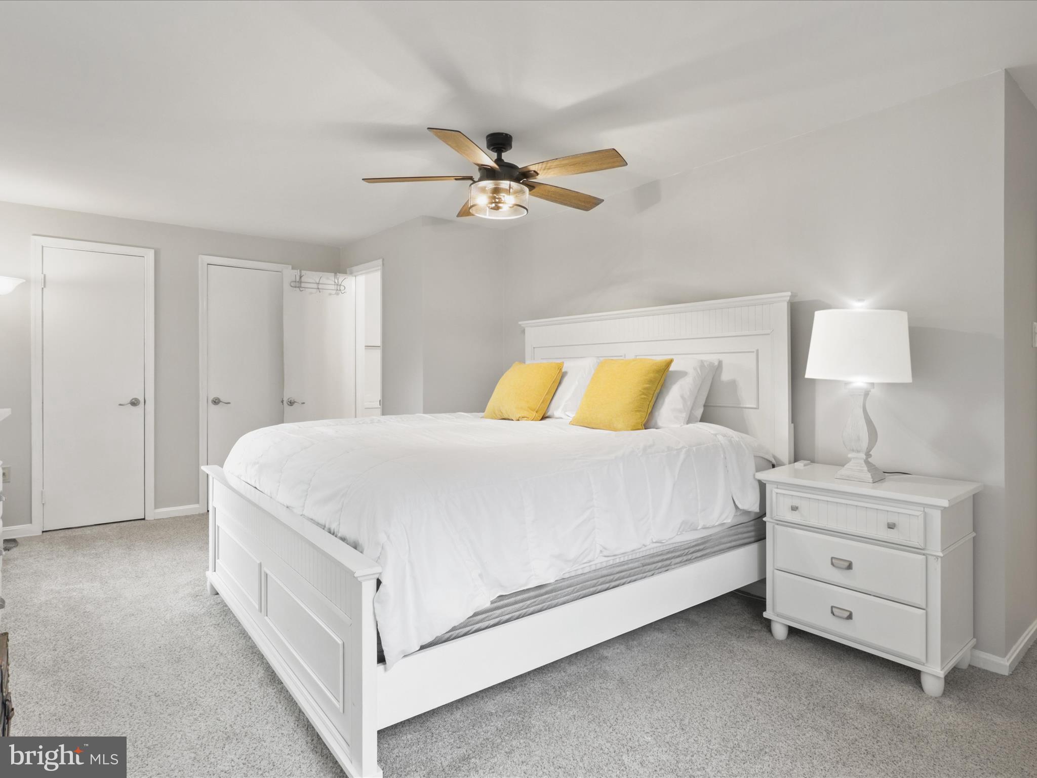 PINEWOOD LAKE - Residential