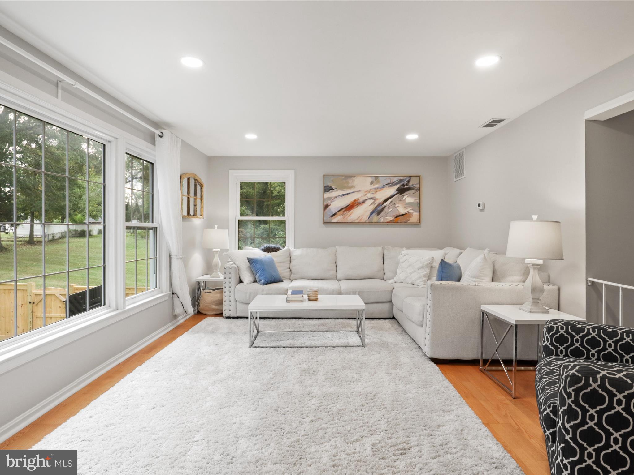 PINEWOOD LAKE - Residential