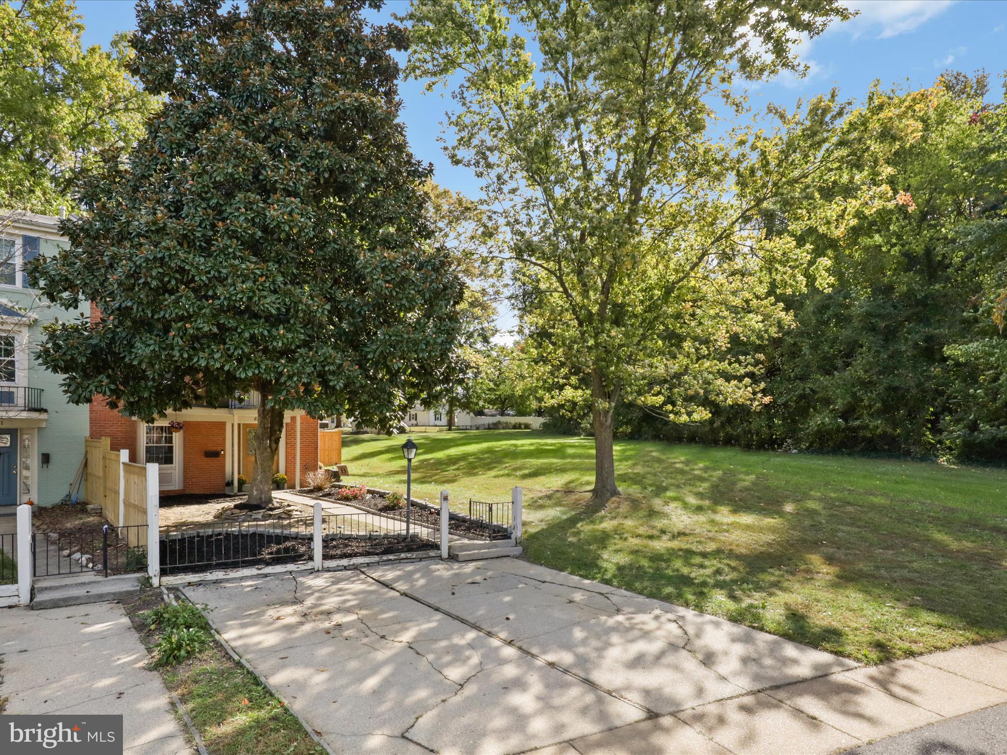 PINEWOOD LAKE - Residential