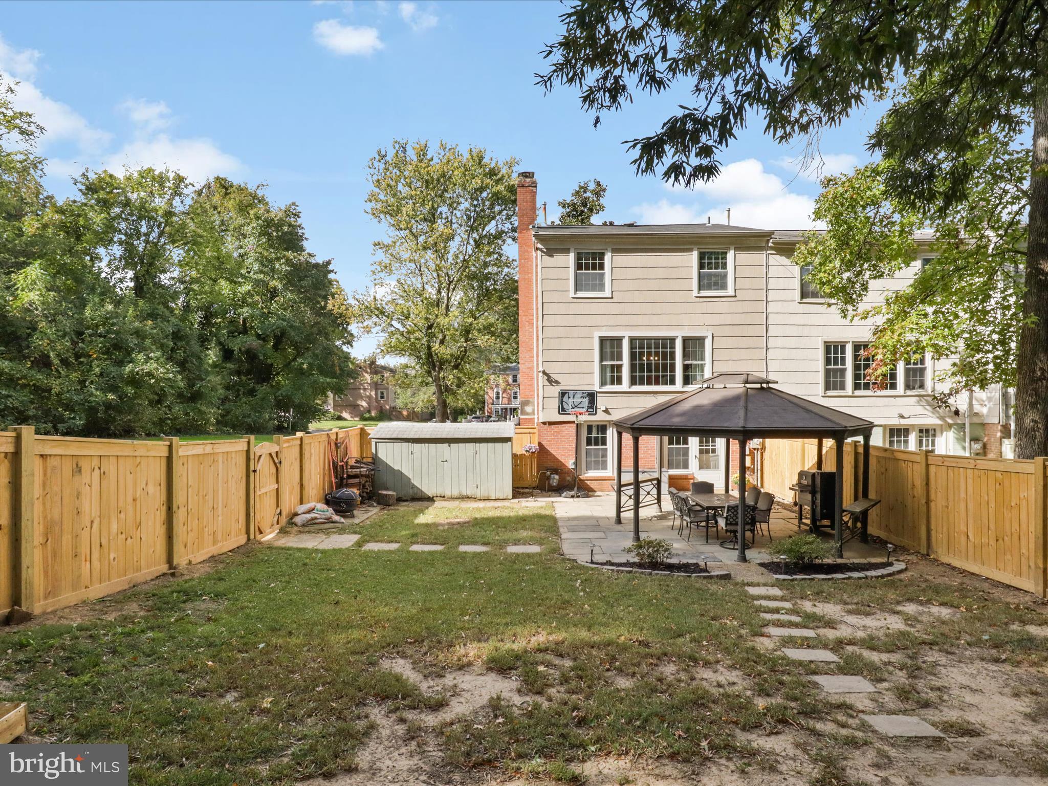 PINEWOOD LAKE - Residential