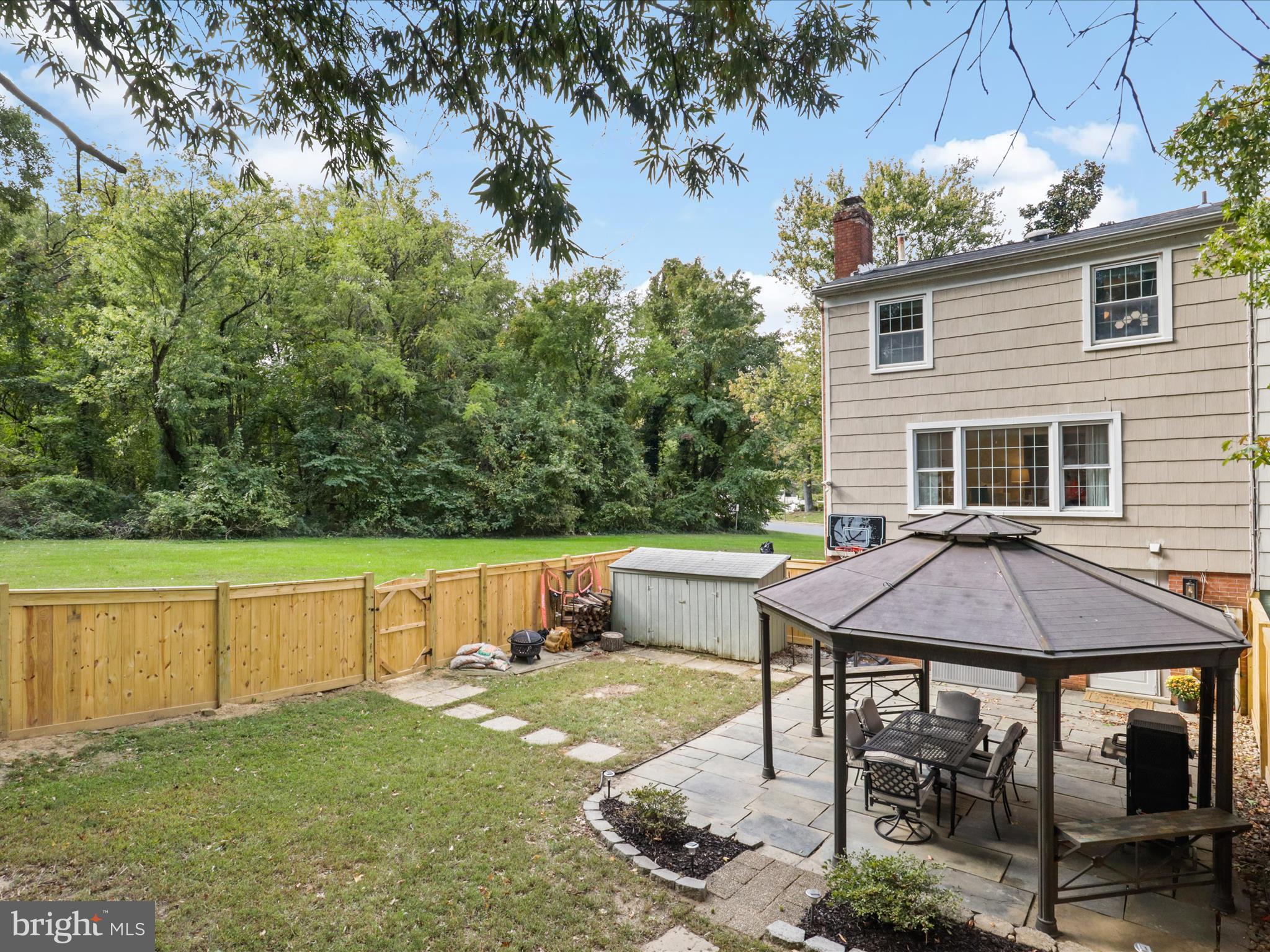 PINEWOOD LAKE - Residential