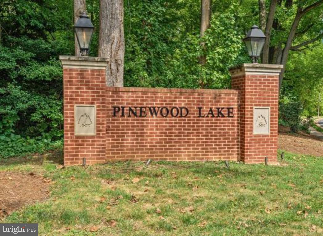 PINEWOOD LAKE - Residential