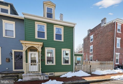 Townhouse For Sale - 20 W Pearl Street<br/> BURLINGTON, NJ 08016