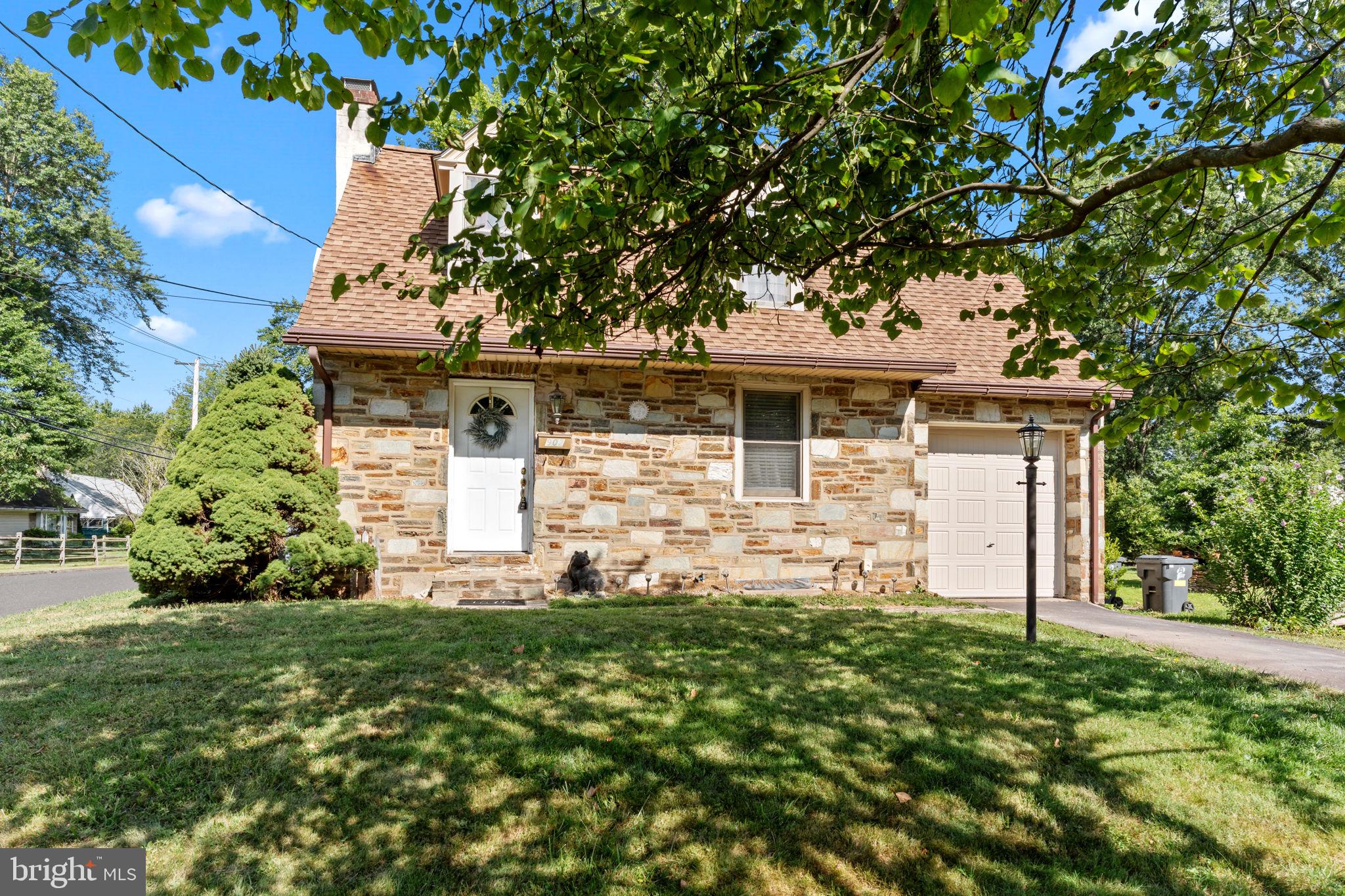 902 E PROSPECT AVENUE