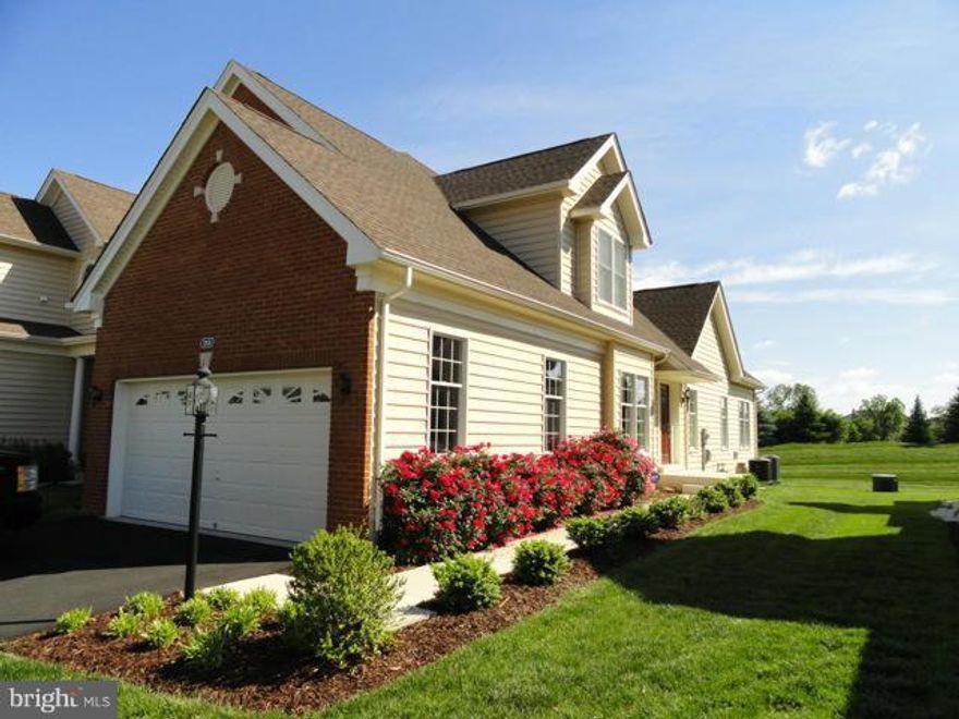 SOUGHT AFTER CARRIAGE HOME W/APPROX 3600 SQ FT ON 3 BEAUT FIN LVLS! PERFECT 10! LIKE A MODEL! LOADED W/ UPGRADES! HRDWD FLRS IN DR,LR,KIT,HRDWD STRS W/UPGRADED SPINDLES! LIGHT-FILLED SUN RM/CONSERVATORY! AMAZING TRIM THRU-OUT! LARGE GRMET KIT W/RAISED PANEL CHERRY CABS,GRANITE,SS APPLCS,LARGE SEP EAT AREA!  MA STE W/CTHDRL CLNGS,LUX MA BA W/12IN CERAMIC! FIN LL W/DUB WLKUP,FULL BA & HUGE REC RM!