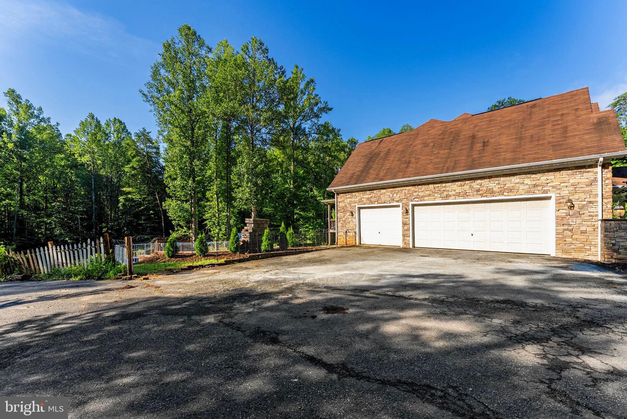 8811 EDGEWOOD FARM LANE