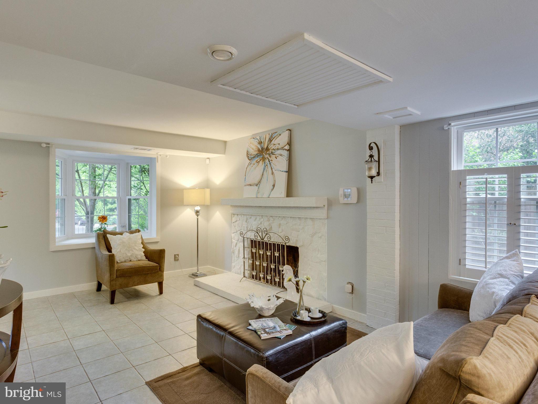 PINEWOOD LAKE - Residential