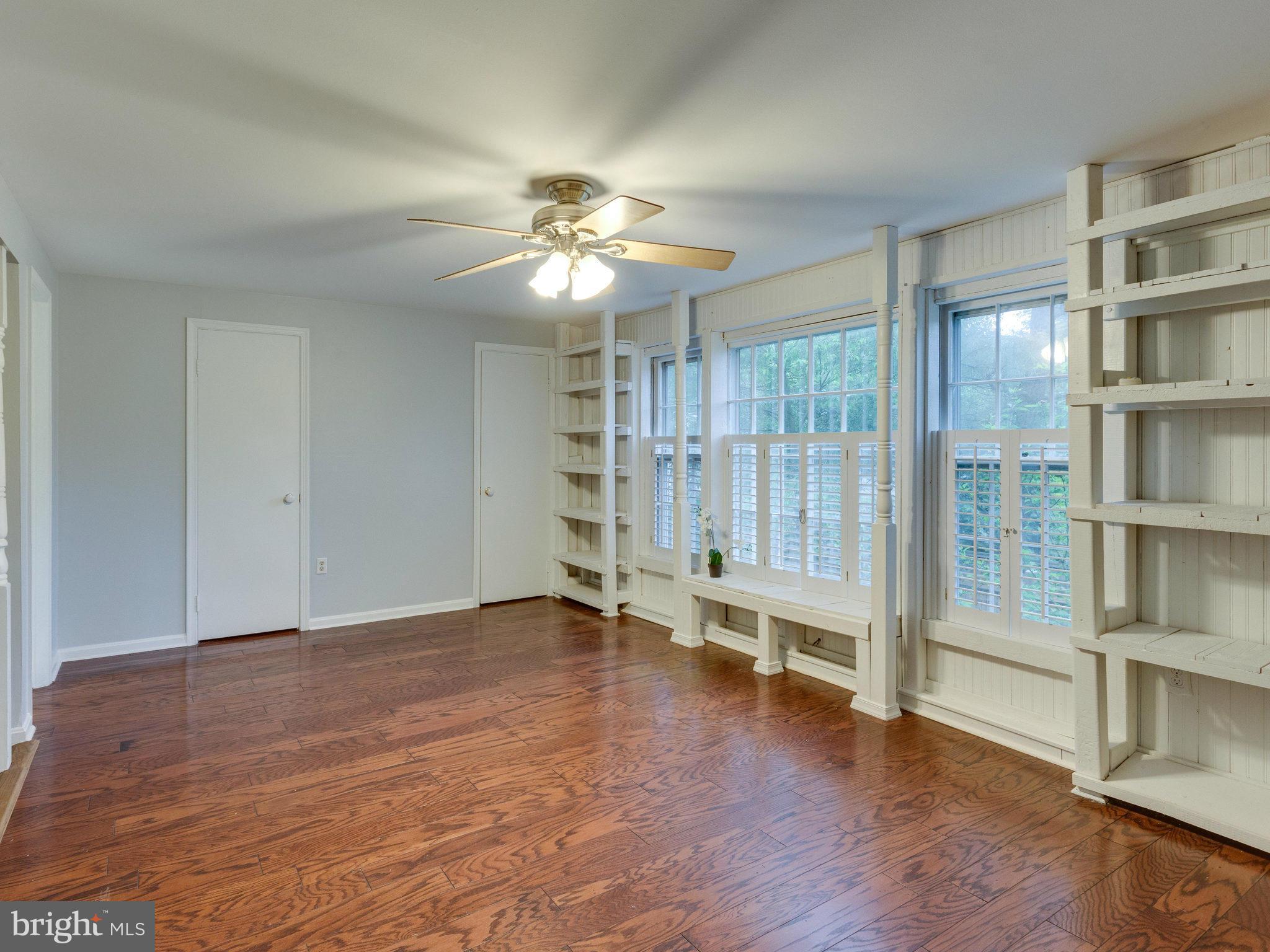 PINEWOOD LAKE - Residential