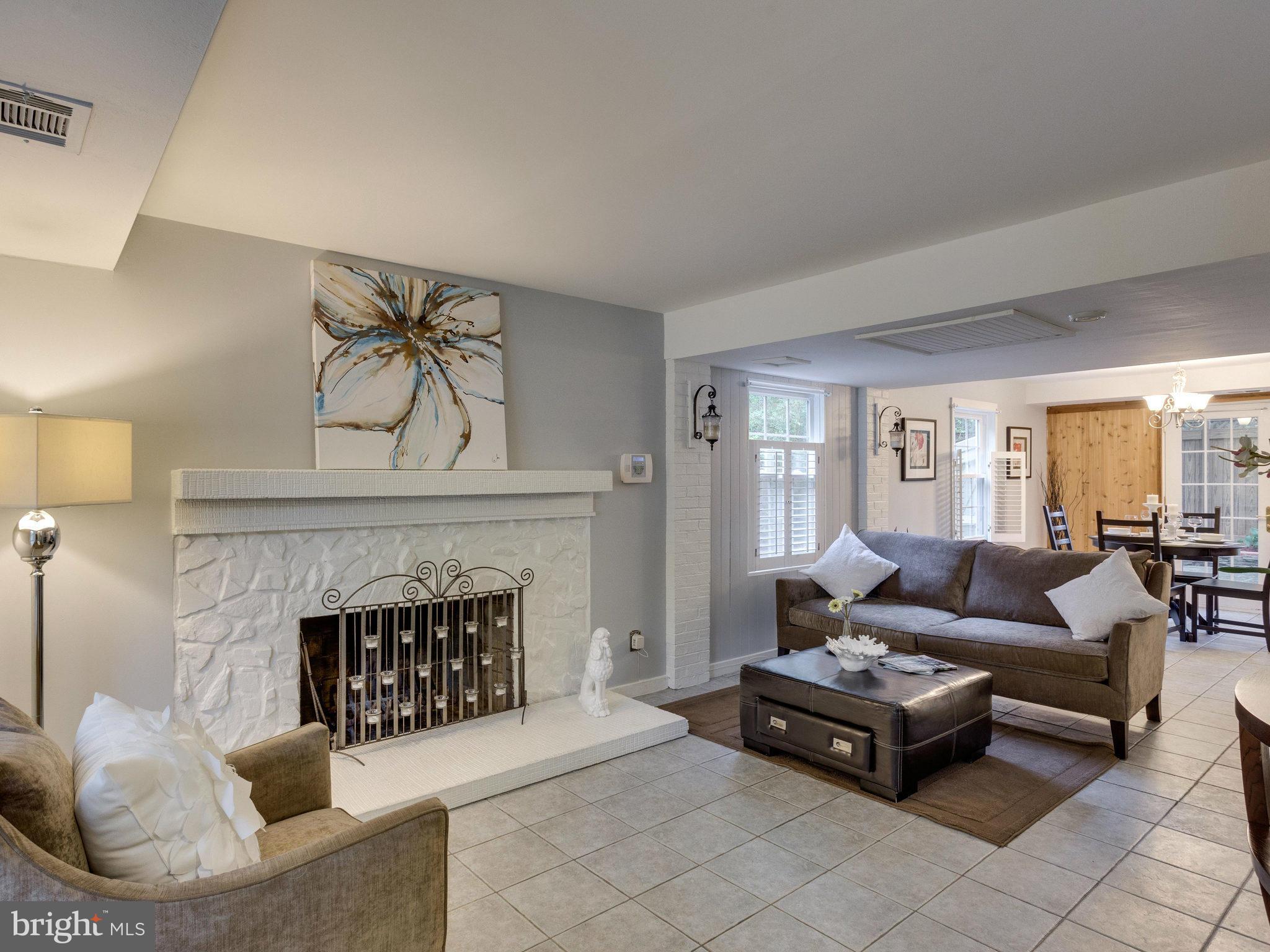 PINEWOOD LAKE - Residential