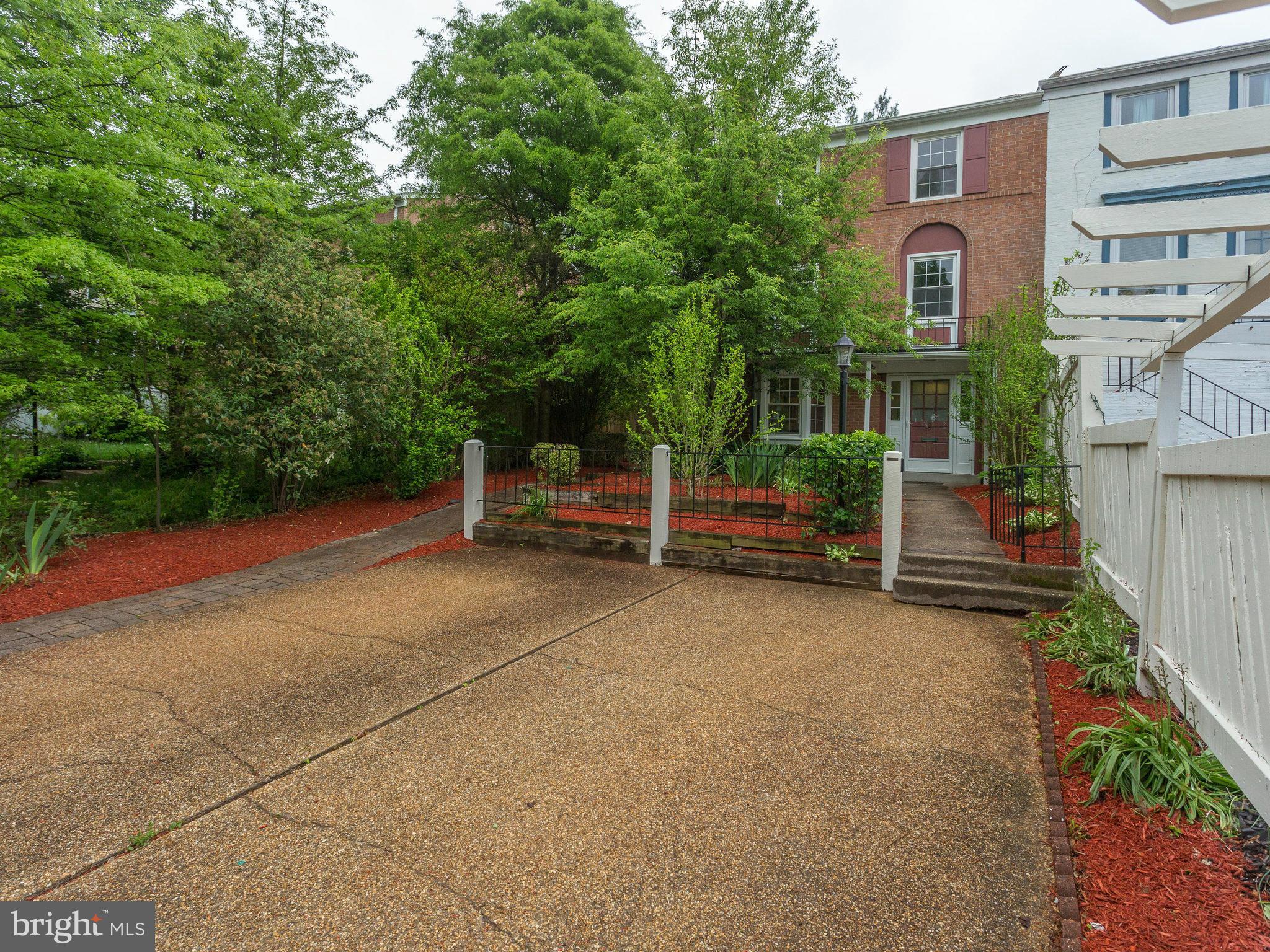 PINEWOOD LAKE - Residential