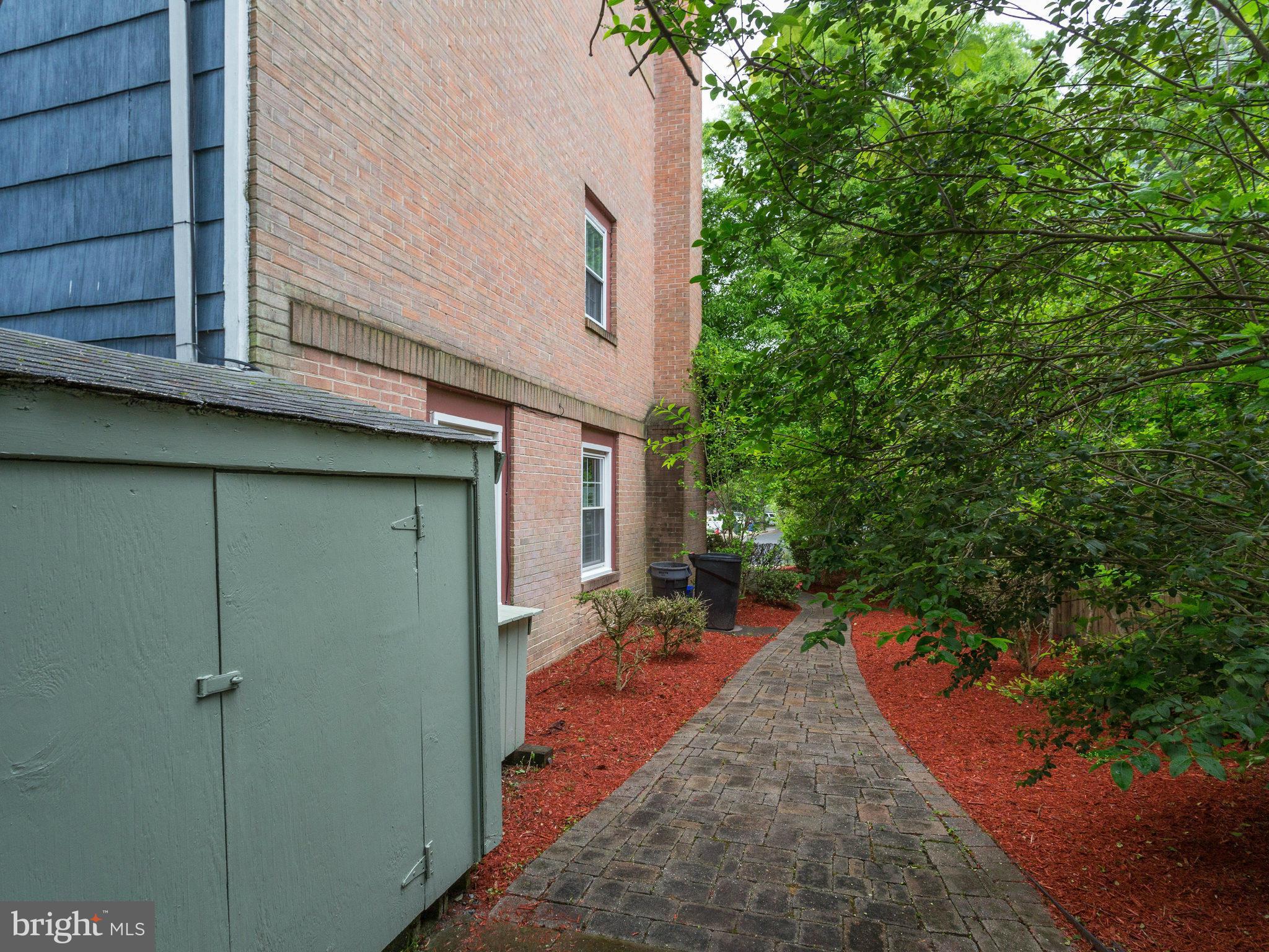 PINEWOOD LAKE - Residential