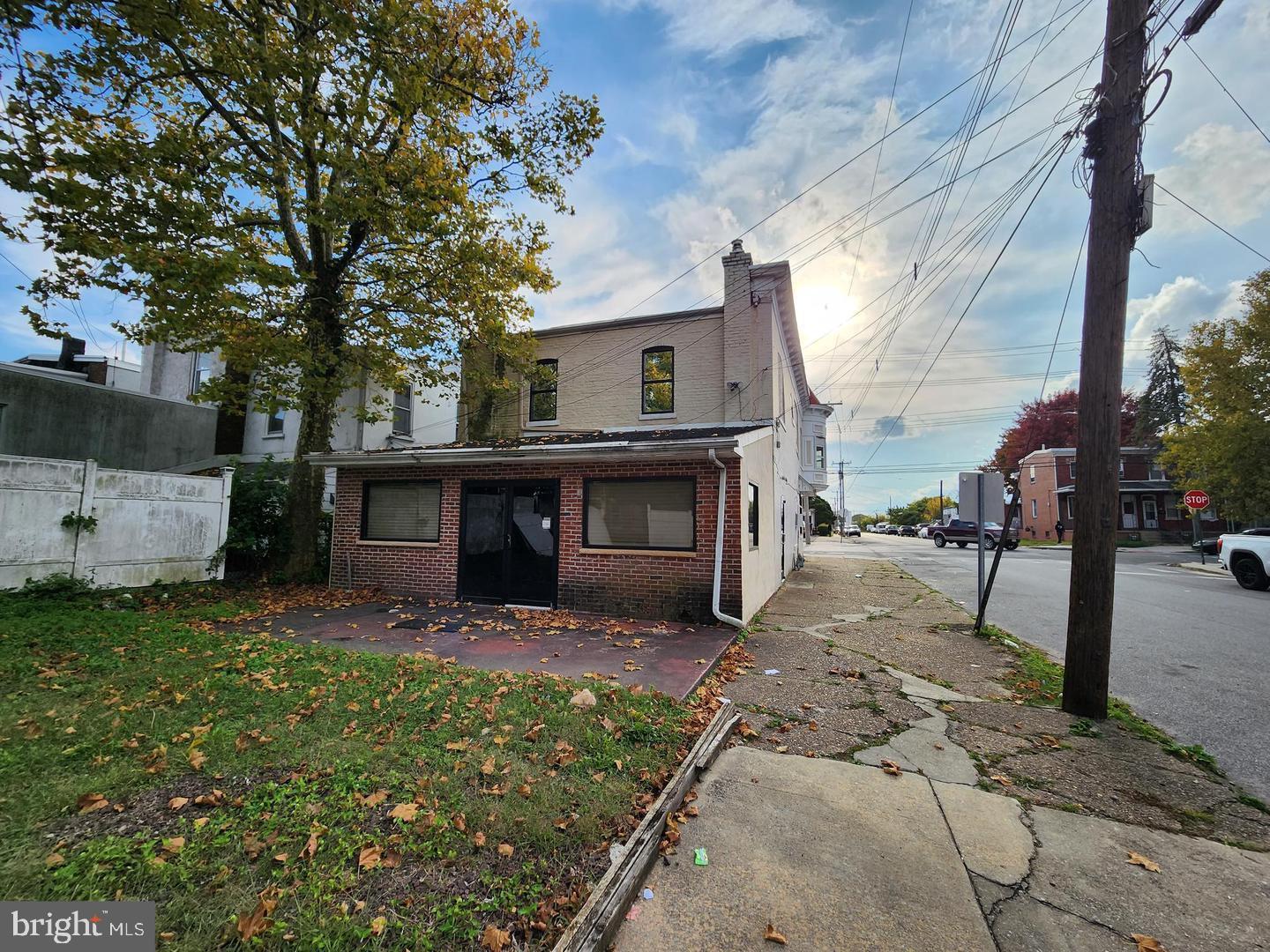 Main image without alt text