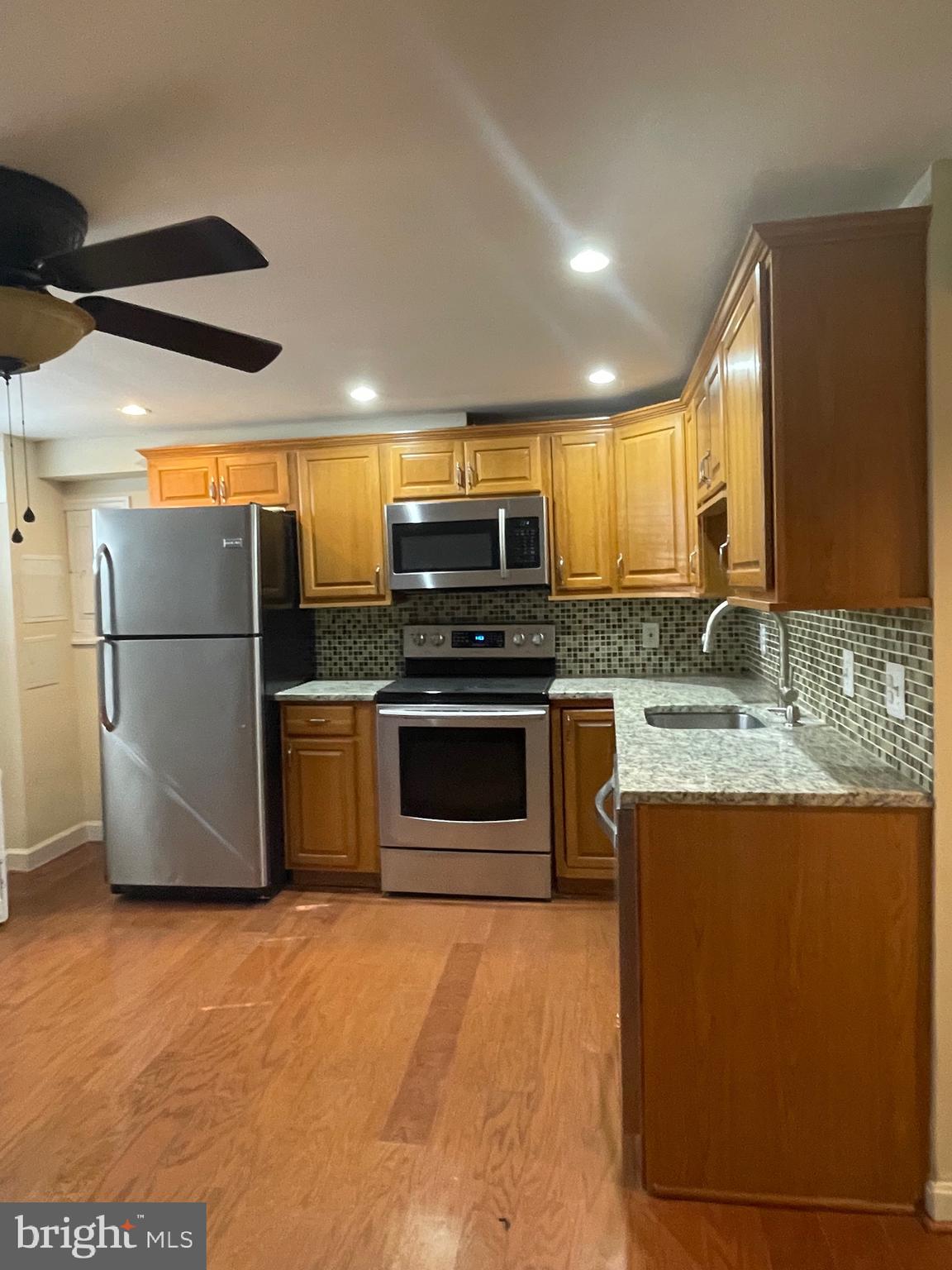 GLASSMANOR - Residential Lease