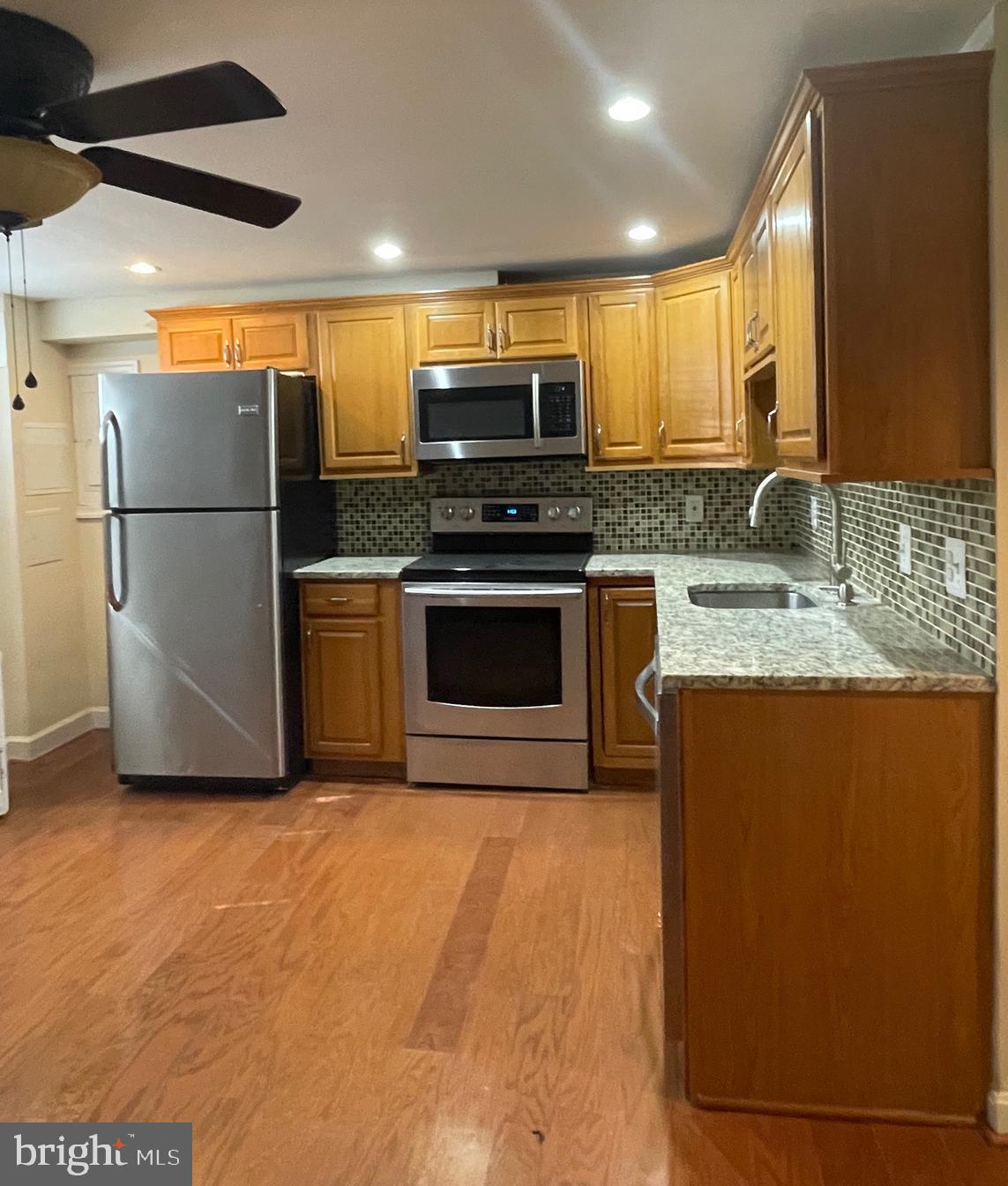 GLASSMANOR - Residential Lease