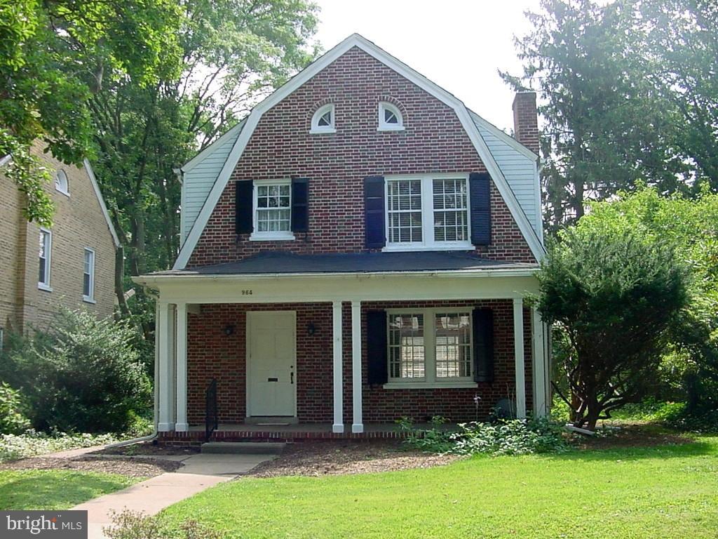Grandview charmer with updated kitchen, fresh cosmetics, central air, and garage. Breakfast nook area could be converted to half bath. Priced to sell, easy to show!