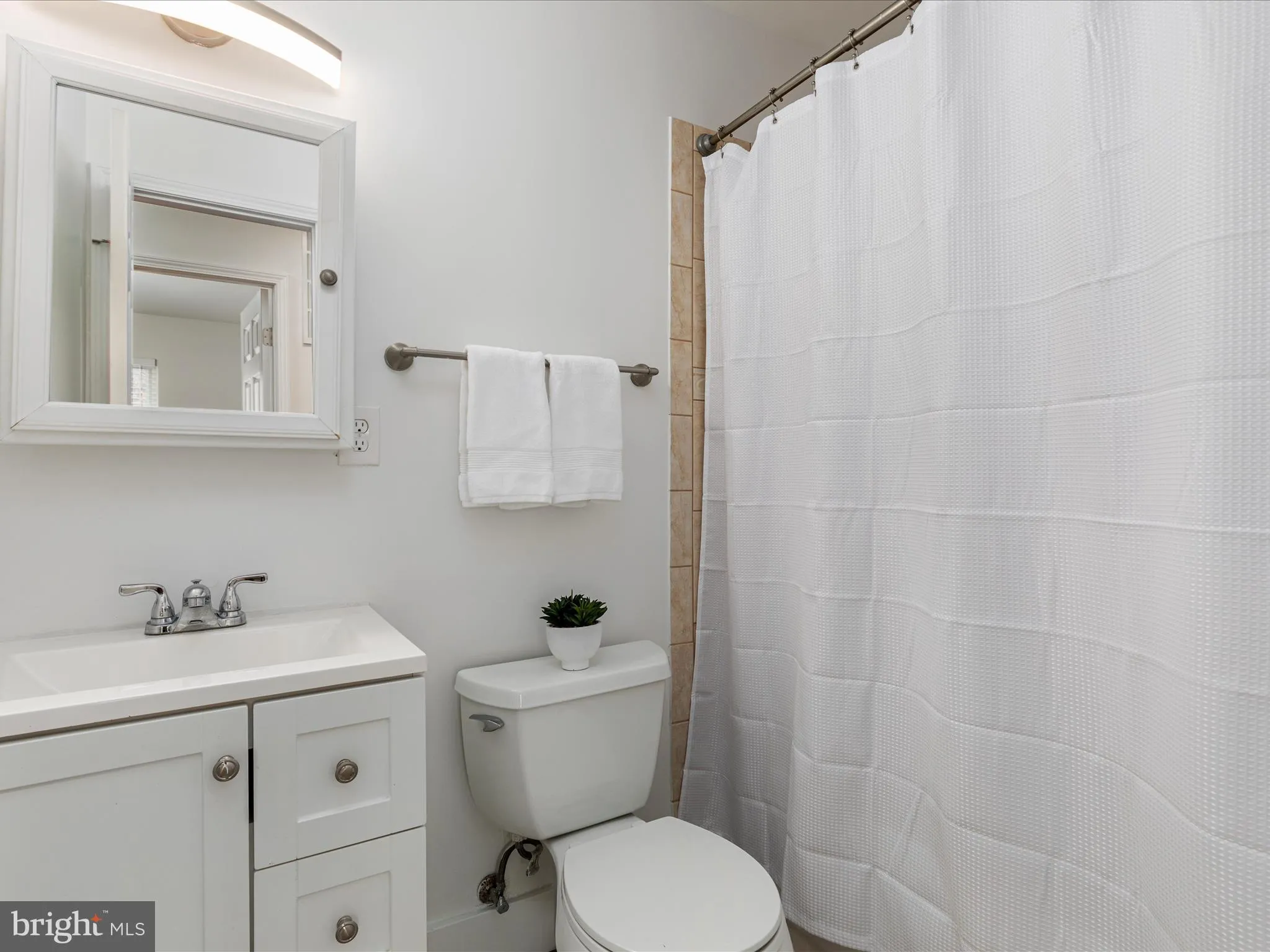 Springfield, Virginia 22152, United States, 3 Bedrooms Bedrooms, ,3 BathroomsBathrooms,Residential,Pending,4075