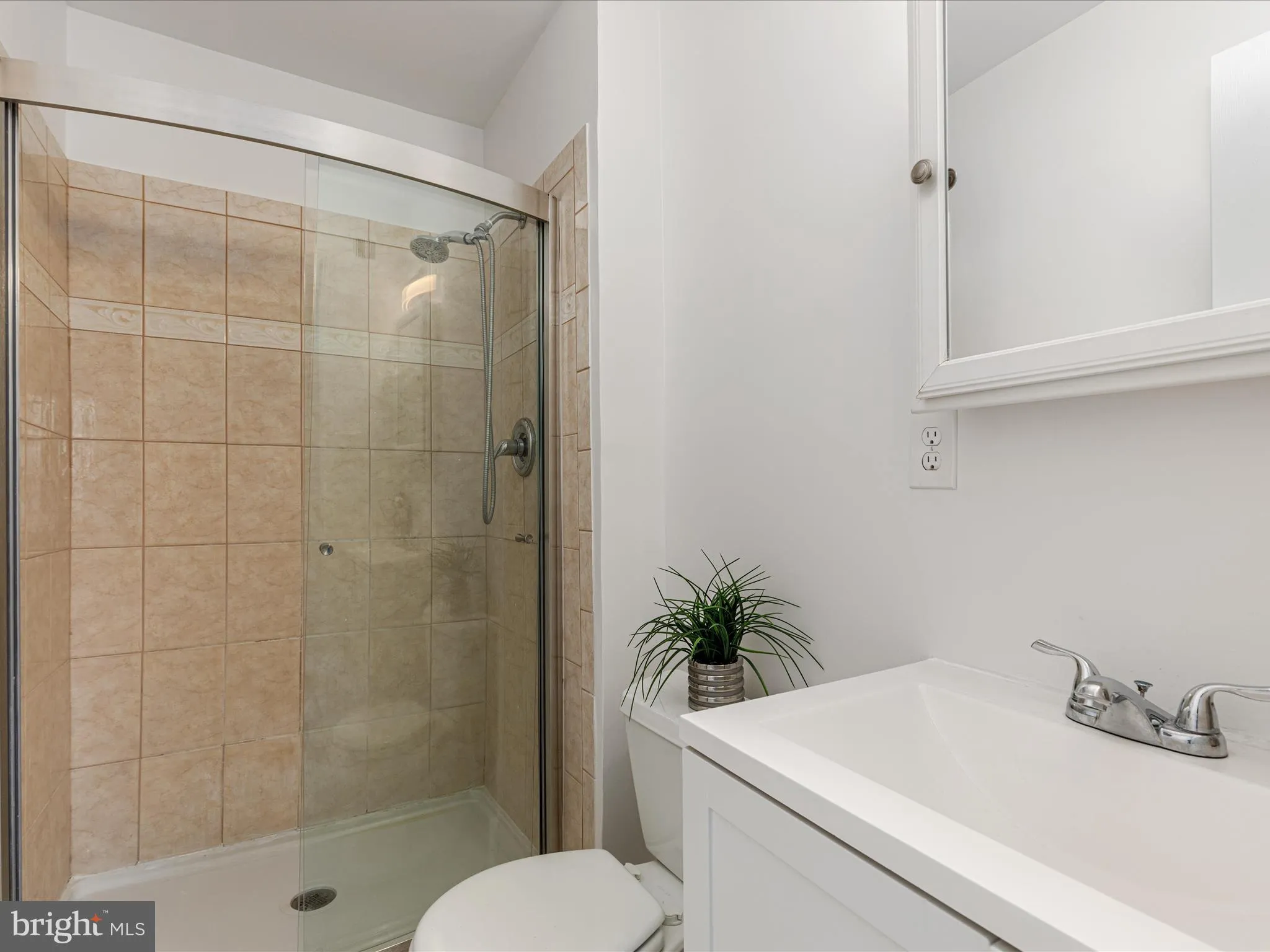 Springfield, Virginia 22152, United States, 3 Bedrooms Bedrooms, ,3 BathroomsBathrooms,Residential,Pending,4075