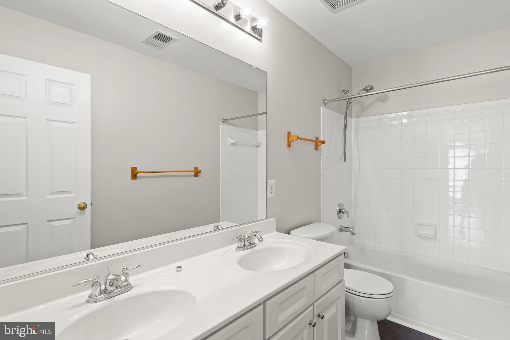 THE GUARDS - Residential Lease