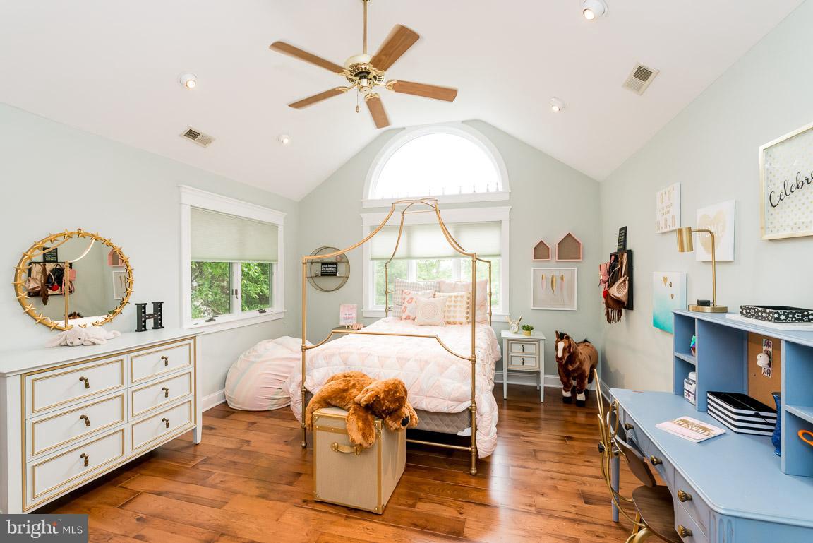 SMUGGLERS COVE - Residential