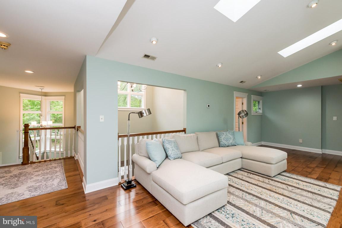 SMUGGLERS COVE - Residential