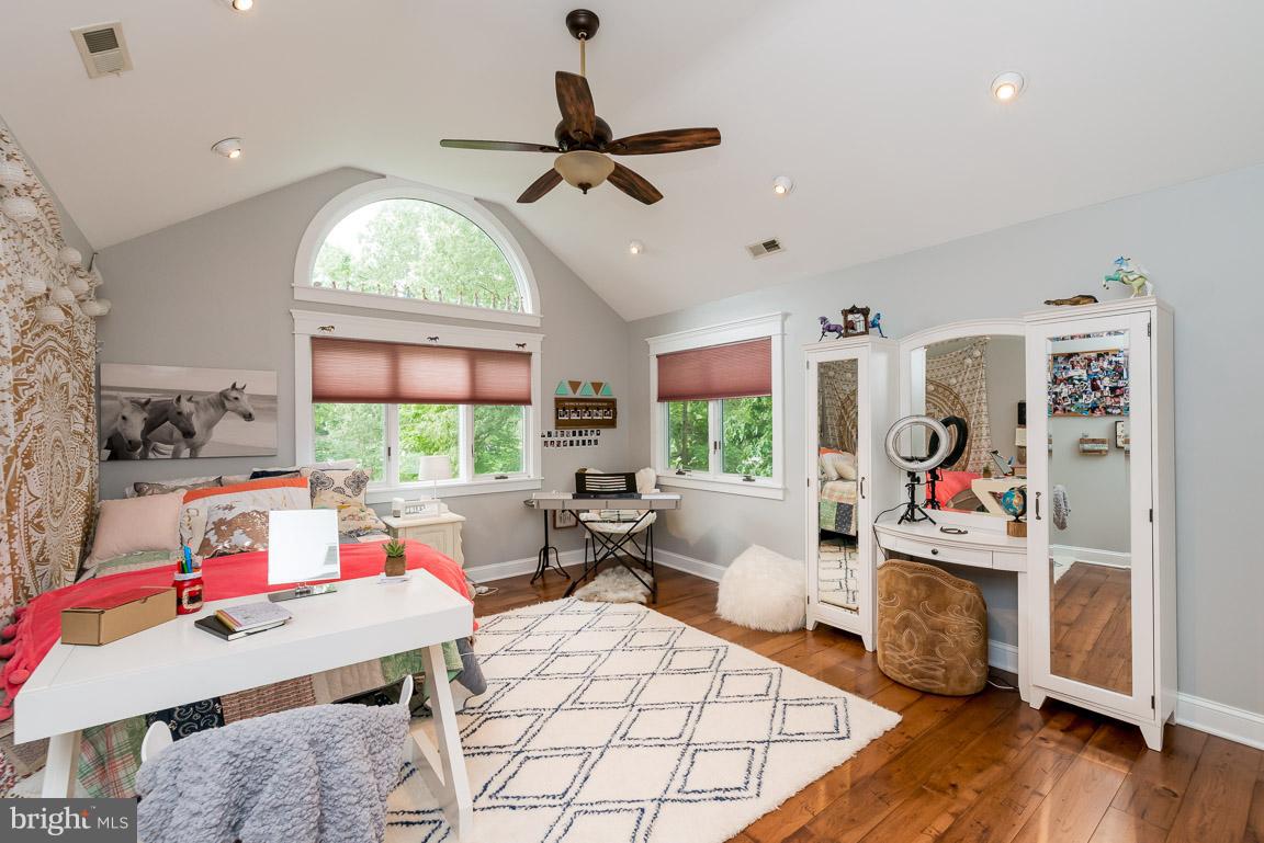 SMUGGLERS COVE - Residential