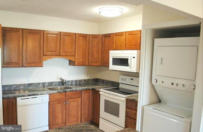 LAKESIDE PLAZA - Residential Lease