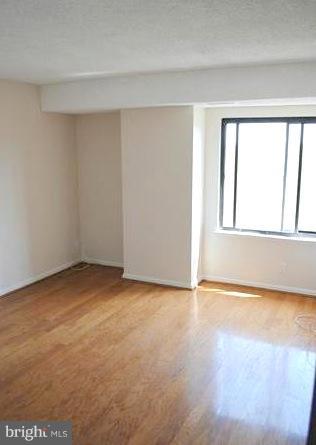 LAKESIDE PLAZA - Residential Lease