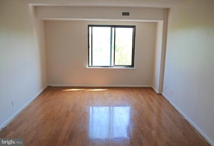 LAKESIDE PLAZA - Residential Lease