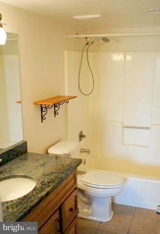 LAKESIDE PLAZA - Residential Lease